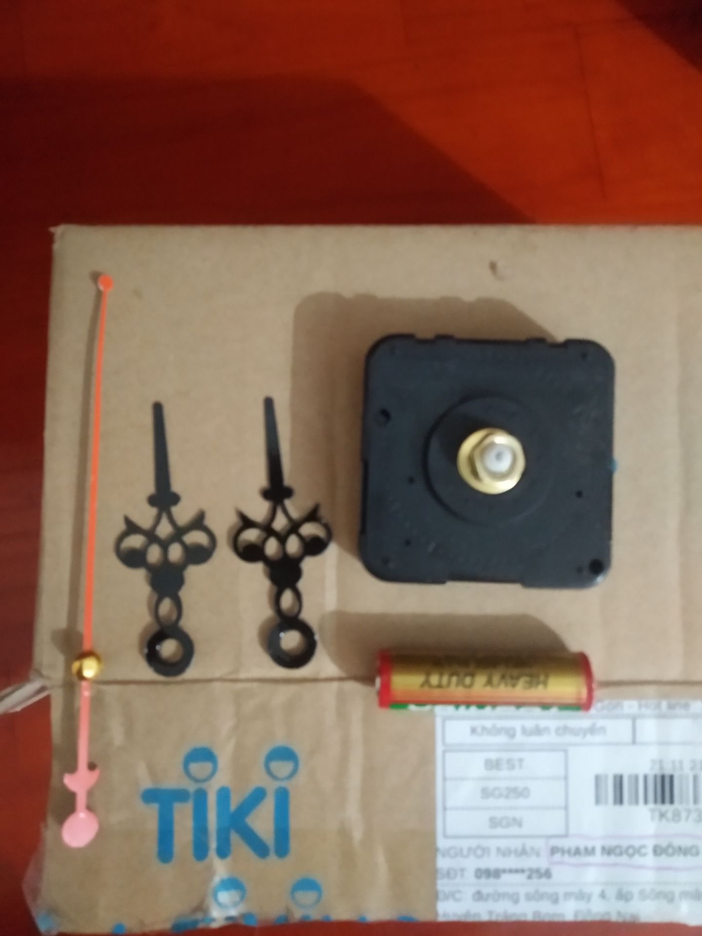 hàng giao không đúng, thiếu kim phút thừa kim giờ, ráp vào mấy đứa trẻ lăn quay ra cười, thật thất vọng, đúng là tiền nào của nấy