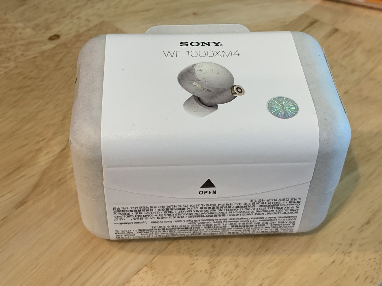 Tai nghe mua về xài chưa được 2 tuần đã gặp quá nhiều lỗi
- Âm thanh hai bên phát ra không đồng bộ
- Đang xài thì mất kết nối
- Nút chức năng cho hai bên tai lúc xài được lúc không
- Chức năng xuyên âm thì lại bị rè

Gửi bảo hành mất thêm kha khá thời gian để chờ đợi, phản hồi của CS thì mình phải chủ động email hỏi mới thông báo tình trạng bảo hành

Nói chung trải nghiệm mua hàng lần này quá tệ. Mình đã luôn tin tưởng mua hàng điện tử, hàng giá trị cao trên tiki nhưng giờ tiki không còn uy tín nữa. Có lẽ đây là lần cuối mình mua hàng ở tiki