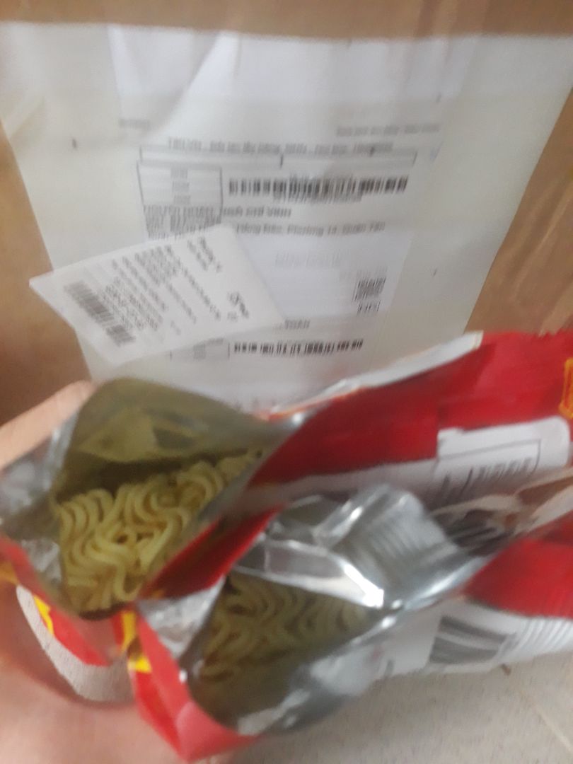 2 gói mì bao bì bị hở, không biết có ăn được không