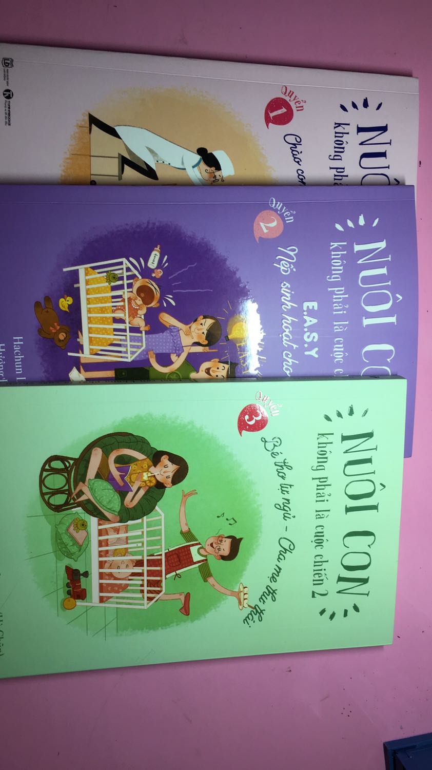 Làm mẹ lần thứ 2 rồi nhưng mình vẫn còn nhiều lúng túng khi nghe góp ý theo kinh nghiệm của mọi người về chăm sóc và lắng nghe bé. Thật không biết ai đúng - sai, khoa học hay cảm tính, cho nên 3 cuốn sách này với mình như một vị bác sĩ tâm lí vô cùng dễ thương và tận tình giúp mình chuẩn bị đón em bé vào 3 tháng tới. Thật sự cảm ơn tác giả và Nhà xuất bản đã tạo nên những cuốn sách này. Giấy không trắng loá, dễ đọc, sờ bìa và giấy đều rất thích, cảm giác khi đọc rất dễ chịu. 
Nhất là giao hàng cực kì nhanh ??