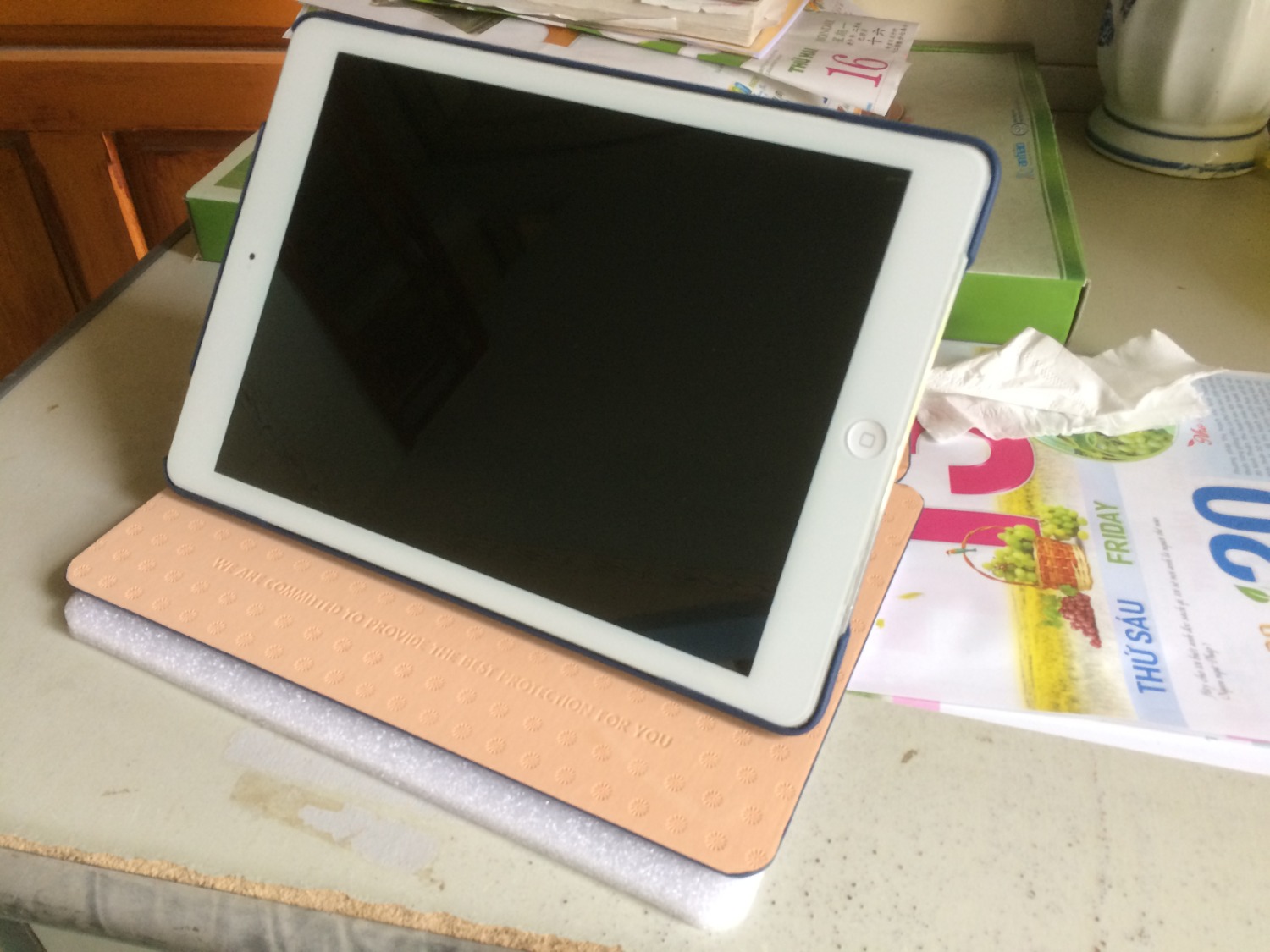 Vừa vặn ipad air, tốt trong tầm giá, hơi nặng khi để giá đứng thì cảm nhận rất vững. Mua về nhận xét luôn, không biết sài thời gian có bong tróc lớp da ở ngoài không thì chưa biết. Mức giá này tạm ổn!