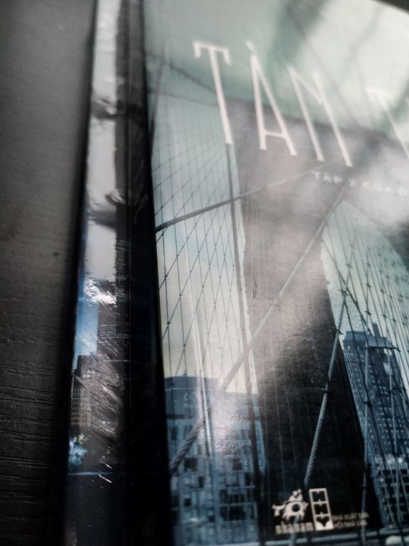 Mình là ng mê sách và có sở thích sưu tầm. Nên mình luôn muốn mua sách mới kén. Trc giờ mua rất nhiều sách ở tiki khi nhận hàng sách vẫn còn nguyên trong bọc trắng. Mình mua đơn hàng này là 3 cuốn, khi cầm cuốn này lên mình có cảm giác đây là sách second hand vậy. Góc sách thì gẫy, Gờ sách thì in lằn như là được mở ra đọc mấy lần vậy.
Nội dung sách mình chưa đọc nên ko review được.
Mong tiki rút kinh nghiệm cho các đơn hàng khác. 10 lần hài lòng 1 lần mất lòng thì cũng như ko.