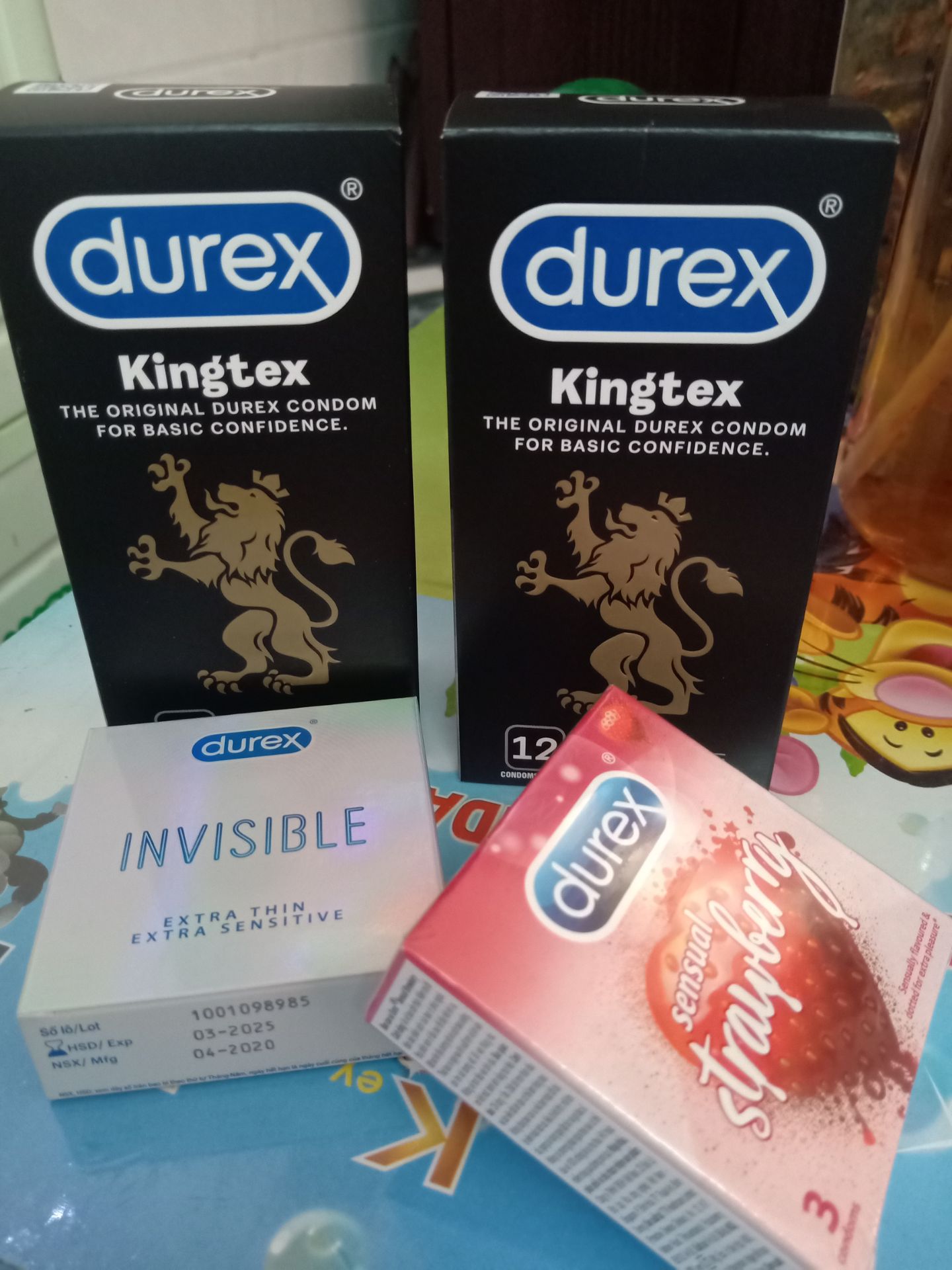 thường rất tin tưởng tiki nhưng hôm nay mình nhận hàng thì thấy như vầy, gói hàng khá ẩu băng keo dính rời rạc.còn sp thì mình thấy nhiều bạn bảo là không giống như mua ở ngoài, mình nhận thì giống như hàng ở các tttm bán có hdsd bên trong hộp chứ k phải giấy hdsd như mấy bạn kia