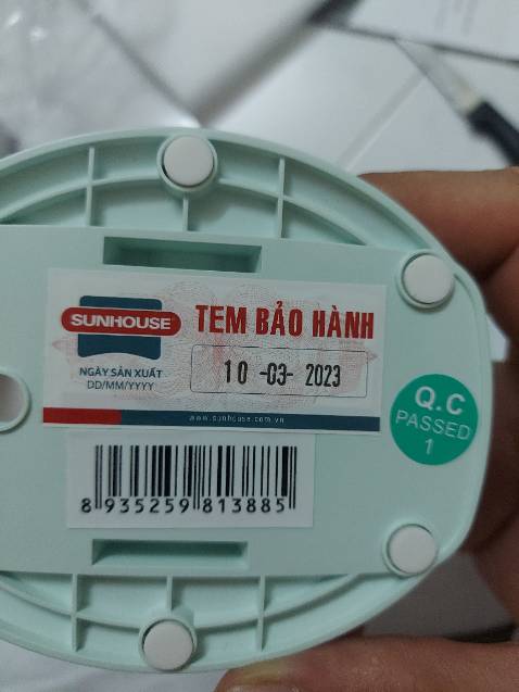 Hộp bị móp méo khi nhận hàng. Mua lần đầu nên không biết hộp có tem niêm phong hộp hay không? Quạt nhận được có tem bảo hành, có dây sạc, hướng dẫn sử dụng, phiếu bảo hành. Quạt và đèn chạy thử thì tốt nhưng chưa an tâm lắm, đợi sử dụng và khi sạc nữa.