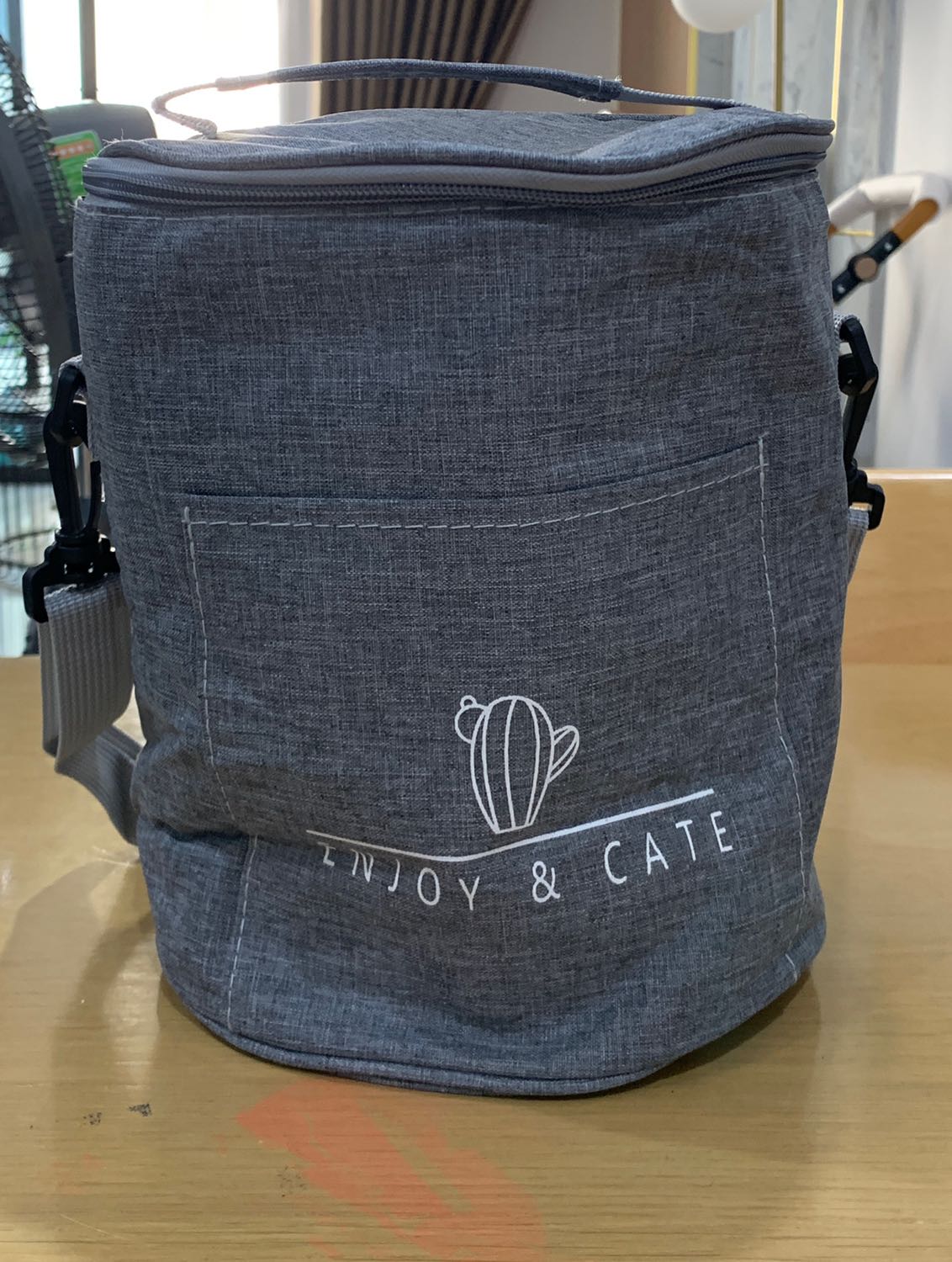 Hơi nhăn và không đều lắm nhưng vừa khít hộp cơm điện 3 tầng Ariang nhé ạ. Giá cả phù hợp chất lượng túi.