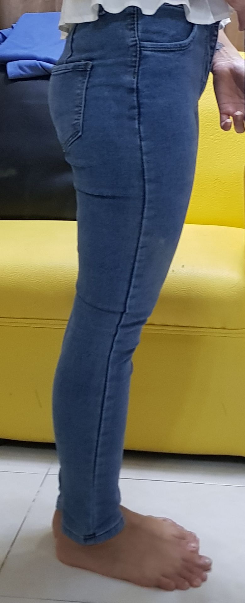 quần vải dày dặn, form ôm quá nên nhìn hơi thô xíu, eo hơi rộng chút, nhưng cảm thấy lưng ko cao như trong hình mong đợi chút nào nên hơi thất vọng xíu, nhìn chung cũng khá ổn. shipper nhiệt tình vui vẻ, thanks all