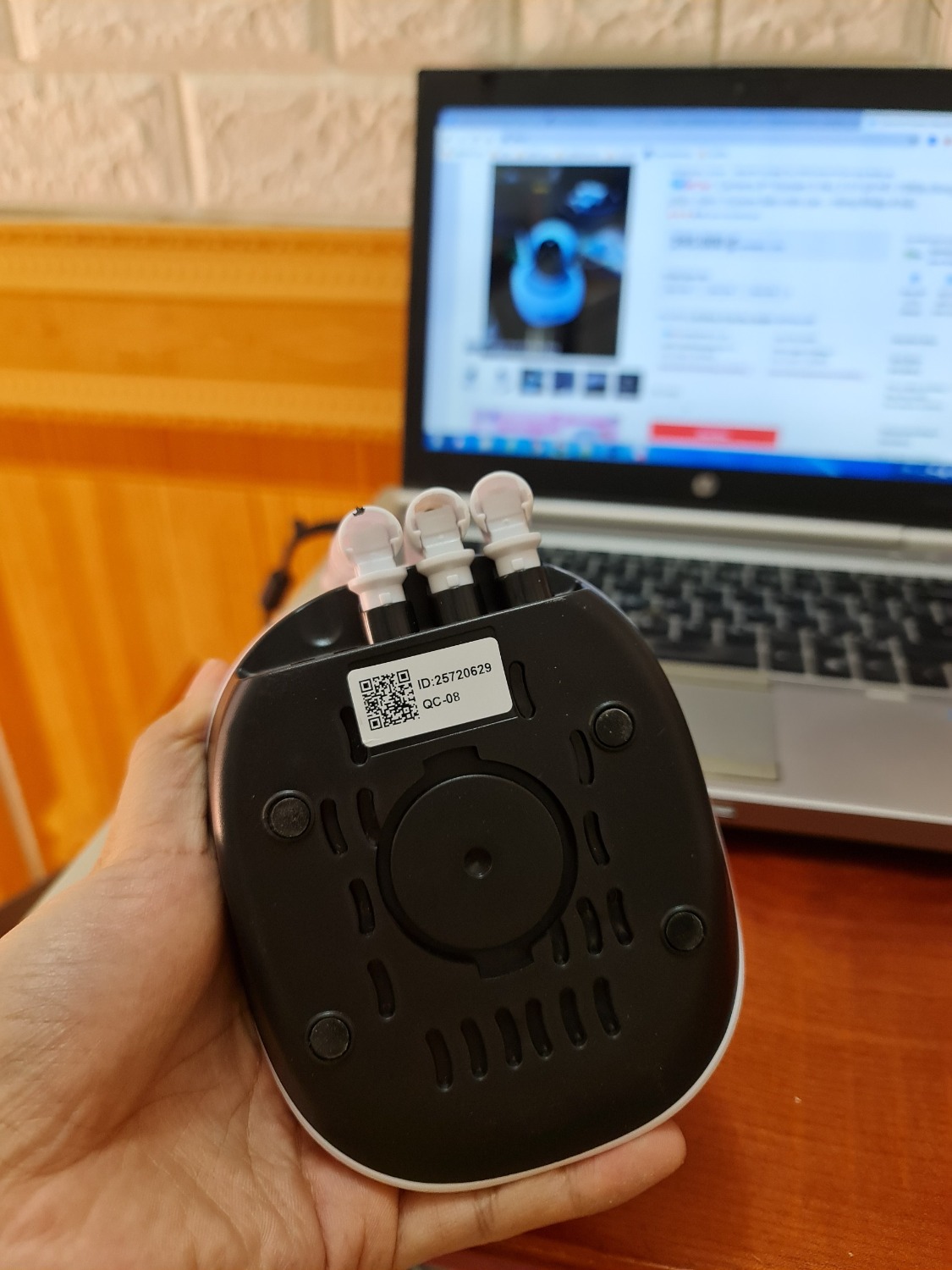 Hàng quá chán, đăng 1 kiểu giao hàng 1 kiểu , hàng ko có logo, còn có vết bút bi viết trên camera.  KHông kết nối với đt đc. Làm ăn chán