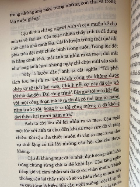 Thật sự quá hay, quá xuất sắc! Bìa mới cũng rất đẹp nữa, chất lượng giấy tốt, tranh đẹp, thật sự mình rất thích thiết kế bìa và tranh luôn, đúng tinh thần tác phẩm.

Biết ơn vì có duyên đọc được quyển sách này trong đời. Giờ thì mình hiểu tại sao Nhà Giả kim lại bán chạy như vậy. Đây là cuốn sách mình đọc xong nhanh nhất từ trước đến giờ, và chắc chắn sẽ đọc lại lần 2, lần 3,...

Với một người trẻ thì những triết lý, bài học trong sách như một kim chỉ nam, một dấu hiệu trên hành trình phát triển và theo đuổi ước mơ. Chúc cho tất cả chúc ta đều tìm được kho báu của riêng mình. Maktub^^