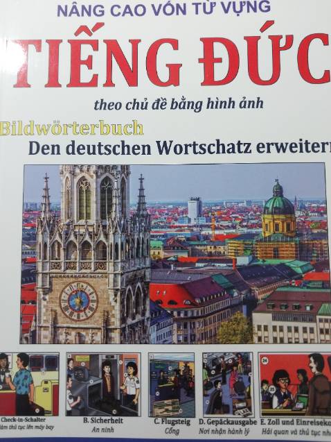 Cuốn này có thể bổ trợ trong việc học từ vựng theo chủ đề, một chủ đề cũng có rất nhiều từ và mẫu câu giao tiếp kèm theo. Sách chia thành 18 chủ điểm lớn, mỗi chủ đề lớn lại chia thành các phần từ vựng nhỏ liên quan đến một chủ đề nhất định. Sách có file nghe để có thể luyện phát âm nữa. Các bạn học tiếng Đức nên mua để tham khảo nha.