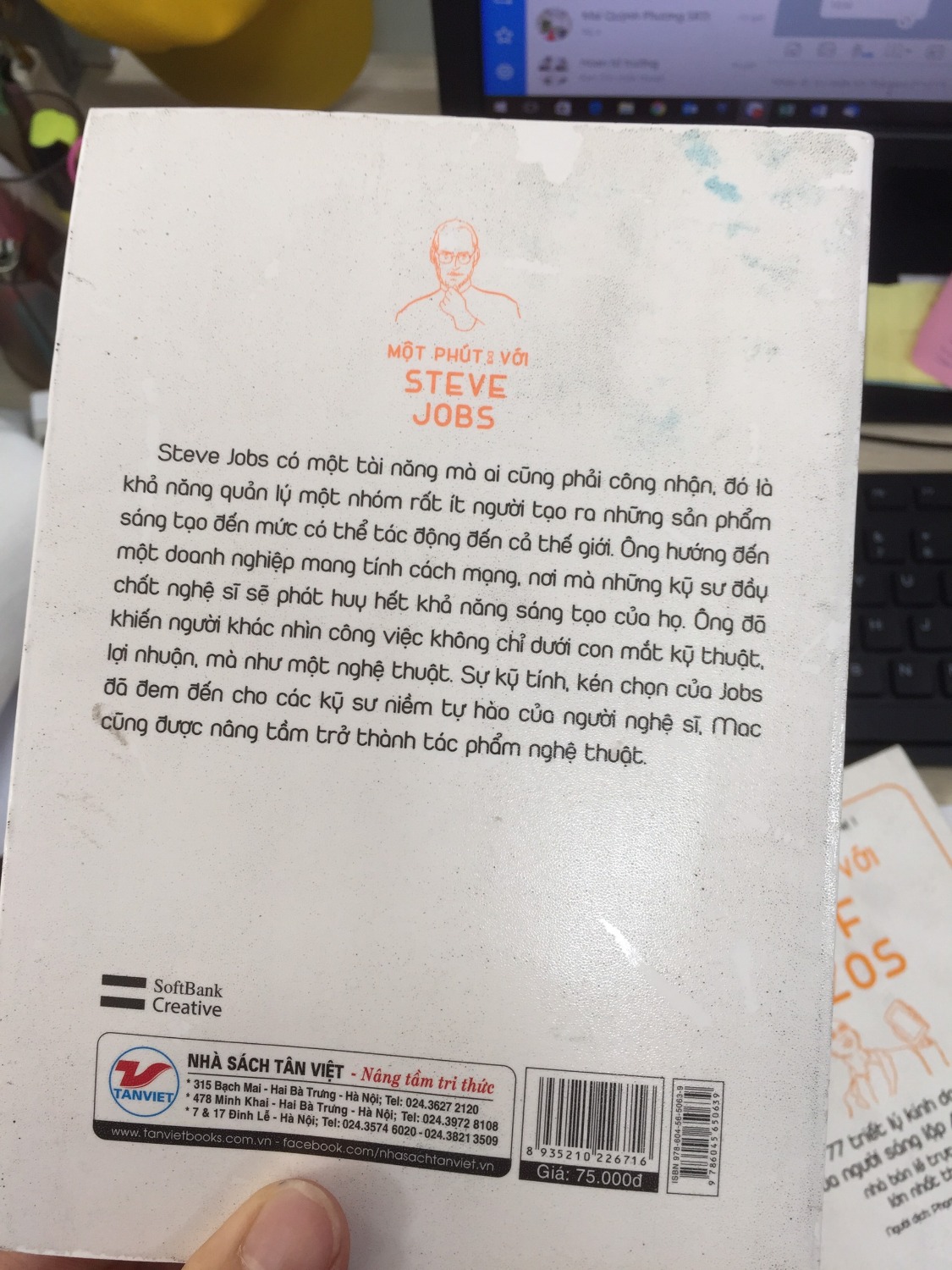 Hôm nay em vừa nhận được sách. Sách quá bẩn, em lau mãi không hết vết ố đi được. Mong Tiki phản hồi và đổi lại sản phẩm mới cho em. Thực sự chưa bao giờ em nhận được sản phẩm sách từ Tiki lại có chất lượng như vậy.
