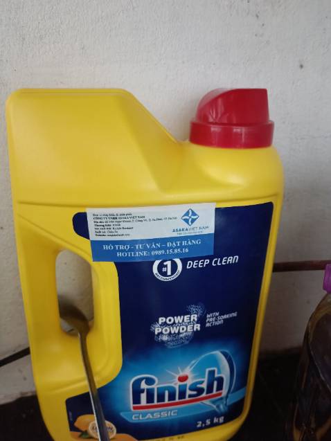 Bột giặt bị vón phải dùng thìa cào mới múc được, nắp không có tem niêm phong, chỉ có băng dính dán quanh, không rõ có phải hàng thật không