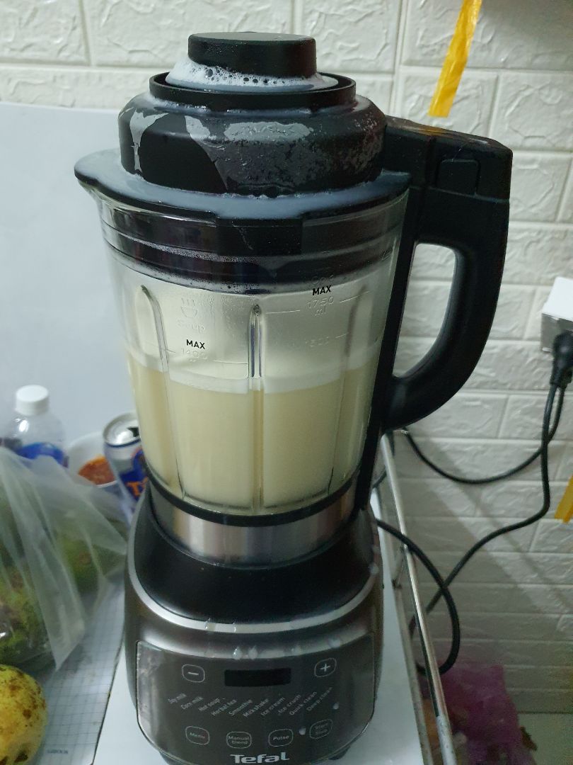 đánh giá 0 sao mà không được.
hàng dùng sợ hãi, nấu lúc trào lúc không. không an tâm khi sử dụng.
Dưới đây là hình ảnh thật sau 2 tuần sử dụng. nấu 3 lần 2 lần trào như hình.
may là ngồi canh. chứ để đó mà ko xem cháy cả máy, trào nước chập điện, cháy nhà lúc nào không hay.
Đề nghị thu hồi sản phẩm và đền bù cho người xử dụng sản phẩm này.