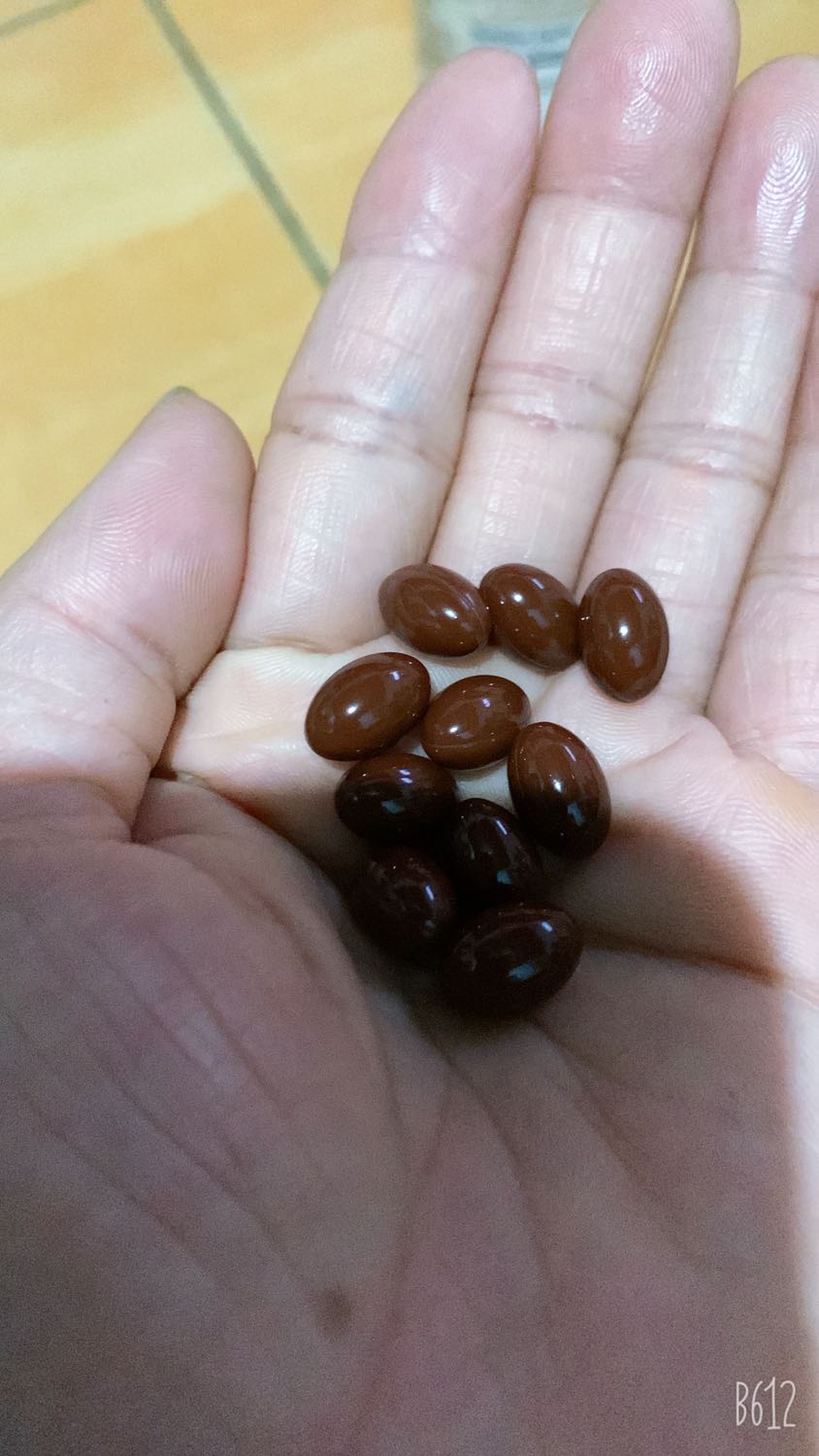 Tiki giao hàng đúng ngày, a shipper vui vẻ nhiệt tình. Đây là hộp thứ hai mình đặt, lần này đặt còn có quà tặng, cảm ơn shop nhé. khi mở nắp hộp thuốc thì lớp seal bên trong đã bung ra rồi.