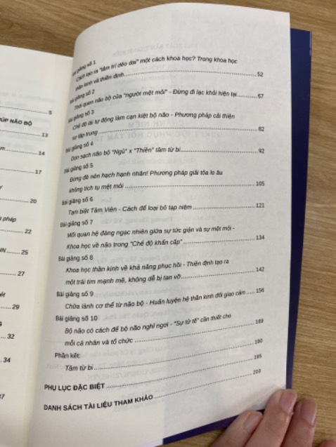 Dạo này mình thích tìm hiểu về thiền chánh niệm, gặp quyển này có giới thiệu khá hay nên mua luôn. Nội dung sơ lược thì quyển này hướng dẫn phương pháp thiền để giải toả căng thẳng cho tâm trí (thở chánh niệm, thiền metta,…). Sách viết theo kiểu cuộc đối thoại nên đọc rất trôi luôn, còn có hình minh hoạ nữa. Ưng ý ạ