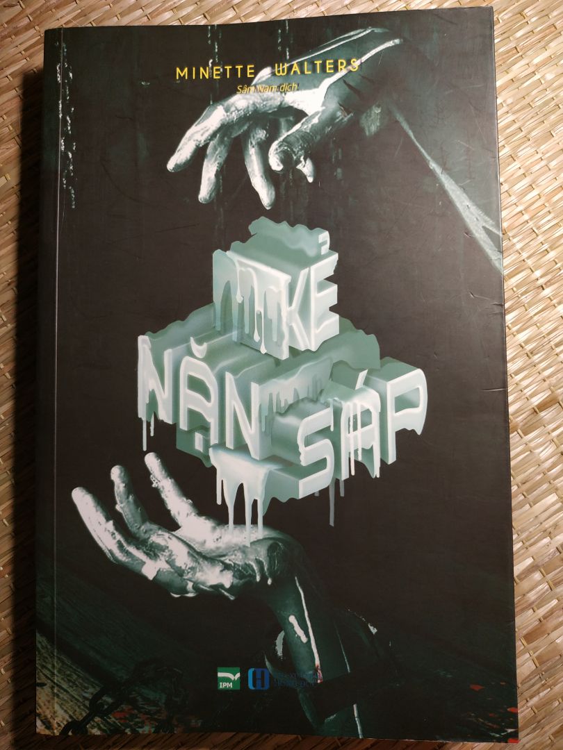 Kẻ nặn sáp là một cuốn truyện trinh thám với nhịp chuyện đều đều không có thuộc loại giật gân gay cấn như những quyển khác mình từng đọc. Nhưng nó cũng đủ thừa để thích kích trí tò mò của người đọc. Trong truyện cũng có yếu tố máu me nhưng theo phong cách viết của tác giả thì nó cũng không đáng sợ hay kinh dị. Mình rất thích cuốn này. Trong gia đình Olive, ai cũng cố gắng đi tìm cho mình một thứ tình yêu nhưng giữa họ chẳng ai chịu nói với ai nên dẫn đến một bi kịch gia đình. Yêu là phải nói như đói là phải ăn thì ít nhất kết cục của gia đình Olive cũng sẽ không kết thúc trong hai từ " bi kịch ".