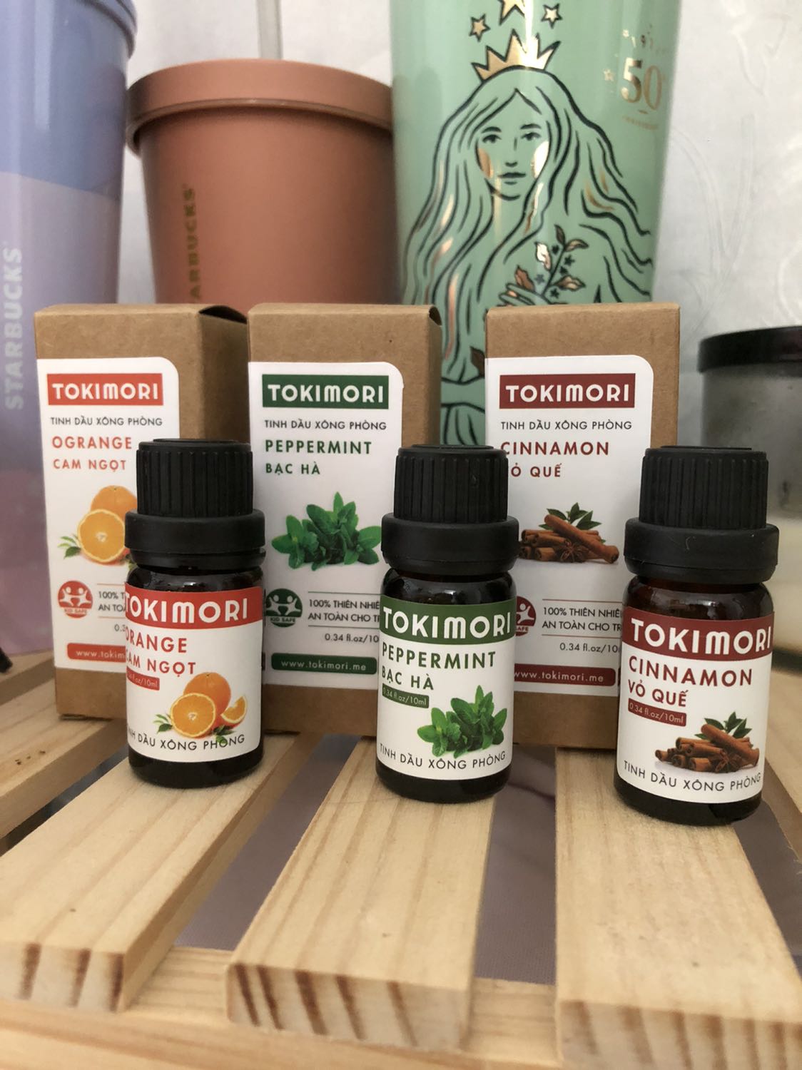 Mùi hương dễ chịu, mình xông 1 tí thôi là thơm hết phòng rồi ạ. Mình cực thích mùi cam nhé, hương nhẹ nhàng mà khử mùi trong phòng rất okkklahhh nhaa🥰 Tối nhỏ vài giọt tinh dầu xông lên nằm xem phim chill chill là bao thích ạ