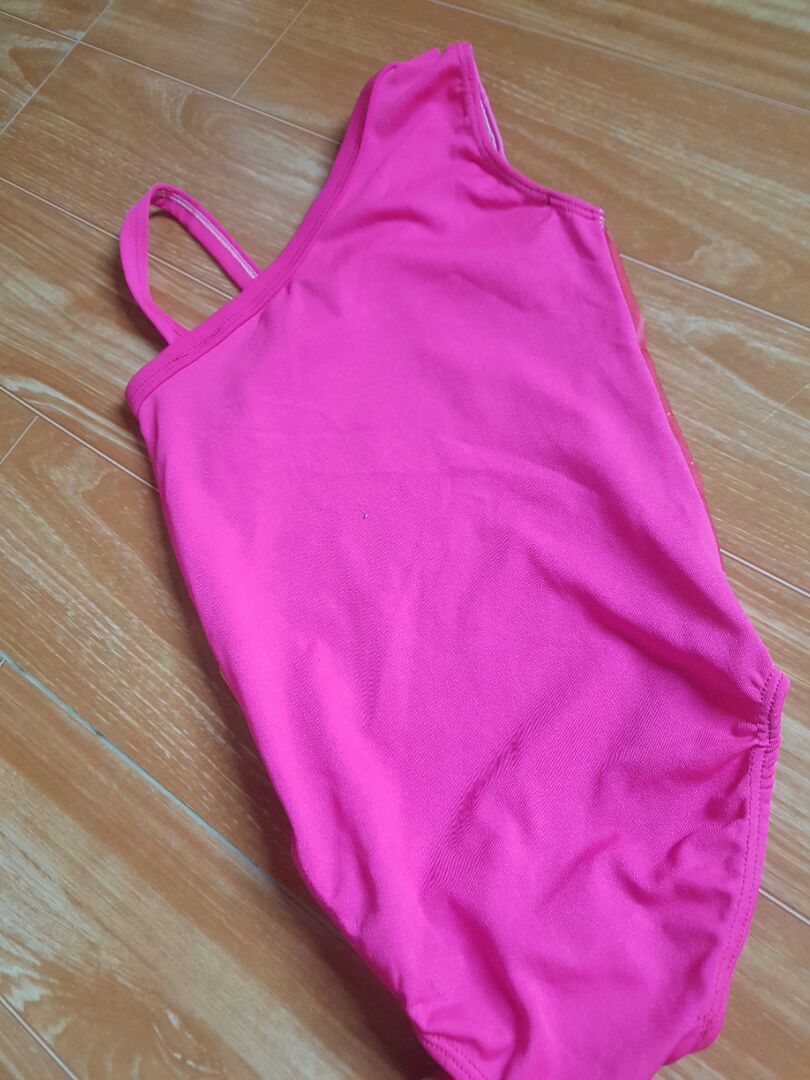 đồ bơi bé mặc dễ thương lắm. bơi lội cũng thoải mái nữa nha