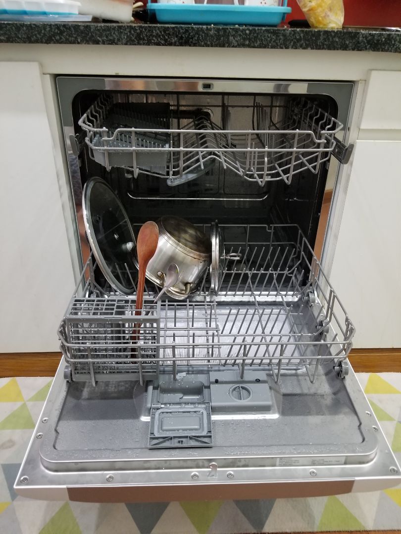 Sản phẩm này đúng là sản phẩm quốc dân của dòng máy rửa chén 8 bộ. Ngạc nhiên là máy nó rửa chén còn sạch hơn mình rửa, đáy xoong nồi dính đen lâu ngày, mà rửa chục lần trắng trở lại luôn. Máy này đúng là quá ngon trong dòng máy 8 bộ. Nhưng thiết kế chỗ úp chén dĩa chưa thông minh lắm, nên đôi khi thấy hơi khó để xếp chén dĩa kiểu người việt, nếu ăn kiểu tây thì xếp dễ hơn. Dòng này giá rẻ nên cũng hơi ồn khi so với mấy máy Đức.