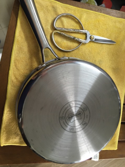 Hàng chất, giá tốt, hơn hẳn mấy loại khác. Cầm chắc tay, thành chảo dày, cân nặng tầm 930g là đủ biết! Nên mua!