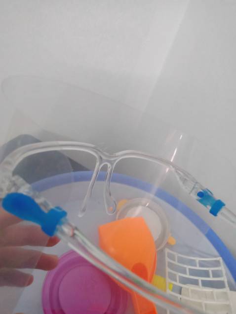 Đúng là tiền nào của í, bóc hai tấm ni lông ra nhìn rất trong, đeo vào đầu êm cảm giác như không đeo vì có tấm mút đệm bằng xốp rất mềm, Dịch dã căng thẳng như vậy nên mua mấy đồ này là cần thiết, nhưng ko nên ham rẻ mua mấy cái loại kiếng rẻ tiền hơn 1 xíu , mình mua phải mấy cái mà phí tiên. đây là cái mình mua của shop và cái mình mua ở cửa hàng, khác nhau 1 trời 1 vực. chúc shop bán được nhiều, chúc toàn dân  khỏe mạnh và chiến thắng đại dịch