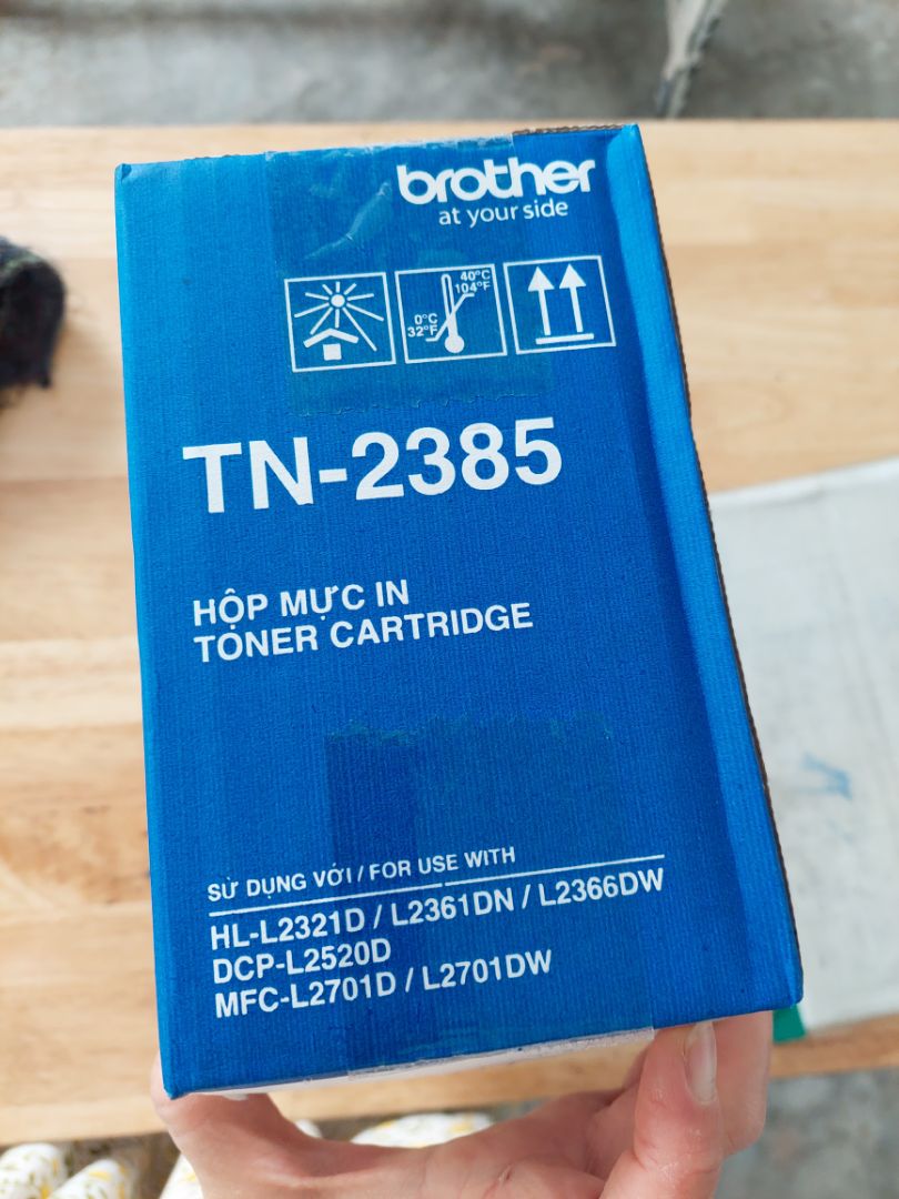 Sản phẩm còn nguyên thùng, nguyên túi, nhà bán đóng gói cẩn thận, giá 405k rẻ hơn các chỗ khác. Lúc trước mình lên công ty máy tính mua, họ cho nhân viên đến nhà thay lấy giá tận 1tr. Giờ mua ở tiki, tiết kiệm rất nhiều, thao tác thay dễ dàng nên ai cũng có thể làm được. Mực in đậm nét, rõ ràng. Giao hàng cận ngày Tết mà vẫn nhanh chóng.