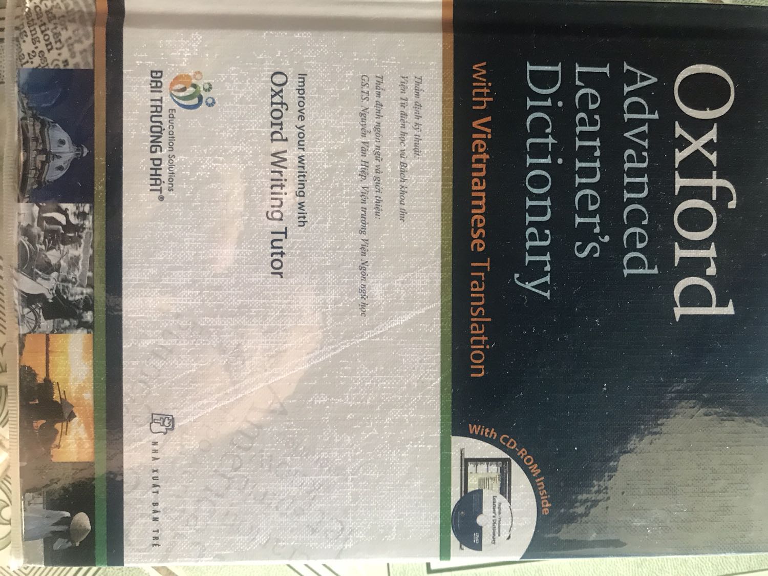 Sách có đĩa CD nha mọi người, sách này mình bọc bookcare cho nên khi nhận hàng mình k thấy sản phẩm có lỗi gì như móp méo, nhăn ....
Mình tách cái đĩa CD ra khỏi trang cuối cùng của quyển sách, có dính keo nên bị rách như trong ảnh á, không phải do bên tiki nha, tiki giao hàng lành lặn cho mình mà ^^
Nội dung sách Ok, giải thích nghĩa chi tiết bằng tiếng anh, kèm theo tiếng Việt nên đọc dễ hiểu hơn.