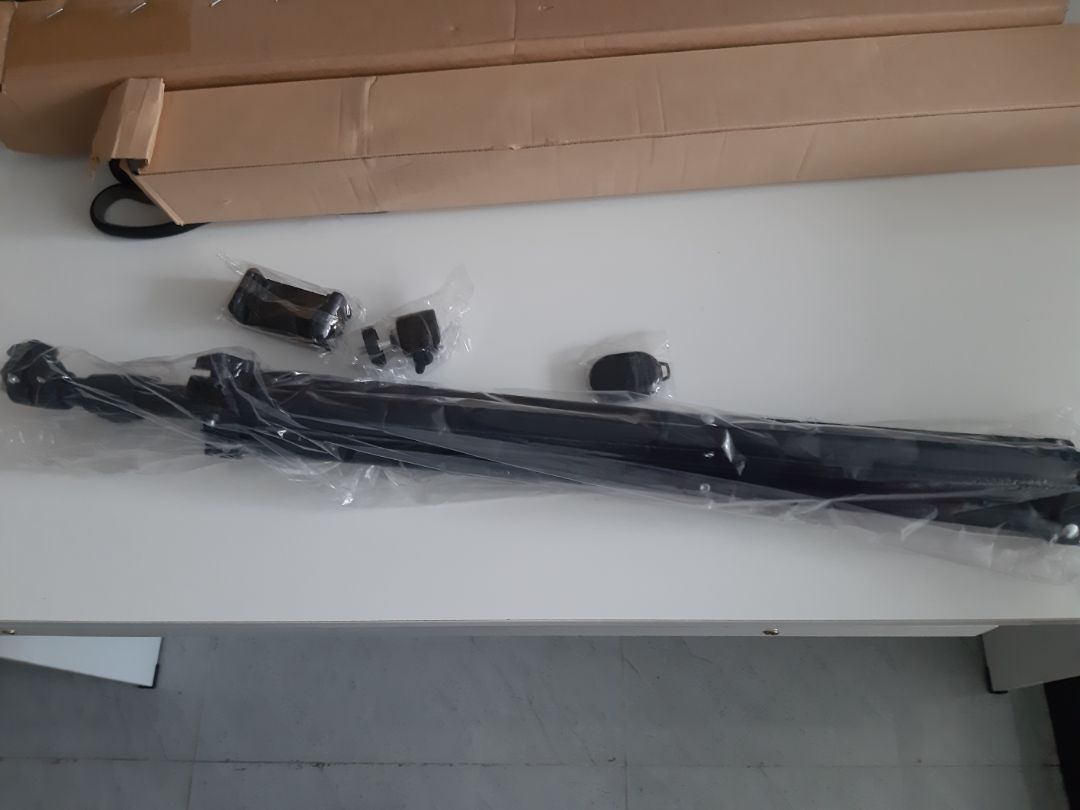 Mới đặt hàng hôm trước, hôm sau đã giao. Rất nhanh, hộp vận chuyển nên có lẽ vì thế mà bị hơi móp một tý nhưng không sao, chân kệ khá là chắc chắn. Có điều, phần kéo ra để cái điện thoại hơi bị cứng( vừa mới bị kẹp tay xong, nếu không cẩn thận). Còn lại thì rất okie. Dù bị mấy điểm trừ trên nhưng vẫn rất đáng nếu so với giá này là ổn rồi.