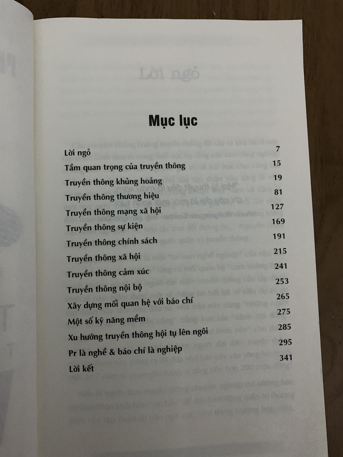 Nội dung quyển sách rất hay, bổ ích và cung cấp nhiều kiến thức cho người làm truyền thông. Thậm chí có thể nghiên cứu cho những người muốn truyền thông cho cá nhân. Các bạn nên mua và trải nghiệm những thú vị trong quyển sách này. Bìa rất xinh ạ