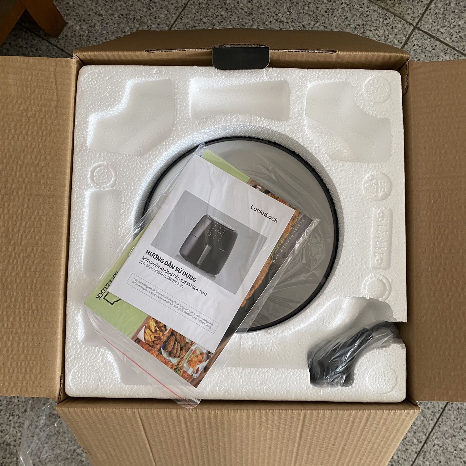 Mình mua đợt sale 10.10.2021 giá 2.240.000. Phải đợi hơi lâu mới nhận đc hàng. Sau vài ngày sử dụng thì mình thấy máy xài ổn, bảng điện tử nhạy, dễ sử dụng. Hơi ồn khi hoạt động và mình ko thích mùi của nó. Máy cũng dễ lau chùi nha. Lúc mình mua ko có sách hướng dẫn nấu ăn tặng kèm, nên tự gg search nấu thôi à. Lần đầu nướng gà da giòn như hình coi như cũng thành công, ăn giòn ngon. Nếu ai có điều kiện hơn thì nên mua nồi Philips nha. Nồi này mỗi lần đưa lồng chiên vô nồi phải canh khớp, trật xíu là mệt. Nói chung chất lượng xứng với giá tiền. Hài lòng nha Tiki!