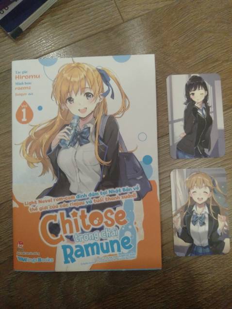 Đầu tiên cảm ơn Tiki đã giao hàng, nhanh và không bị df. Về sách, mình đánh giá hình thức đẹp, bìa áo giới hạn, obi xinh. Sách dày cầm chắc tay, giấy in khá mượt, minh hoạ đẹp nha. Nội dung thì k bàn luận gì vì mình chưa đọc, nhưng biết chắc đây là một bộ romcom rất nổi trội. Có thể nó có phần triết lý quá (như tập 1 này mình biết k có romcom gì nhiều đâu) thành ra kén người đọc (kiểu Oregairu ấy), nhưng k vì thế mà độ sâu sắc, chiều sâu nhân vật hay cốt truyện bị giảm đi phần nào đâu. Tóm lại đáng tiền, nếu được thì mua thử về đọc nha (｡•̀ᴗ-)✧