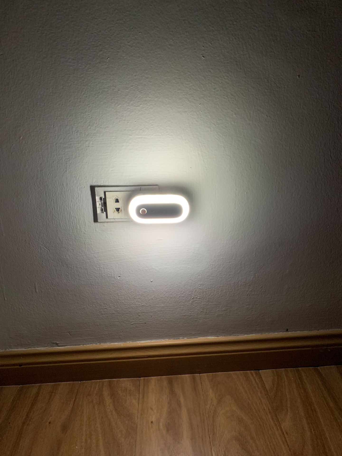 Sản phẩm đúng mô tả, remote nhạy và có nhiều tuỳ biến rất tiện. Sử dụng 1 một thời gian, đèn hoạt động ổn định. Giao hàng nhanh và đóng gọi ổn. Thanks shop!