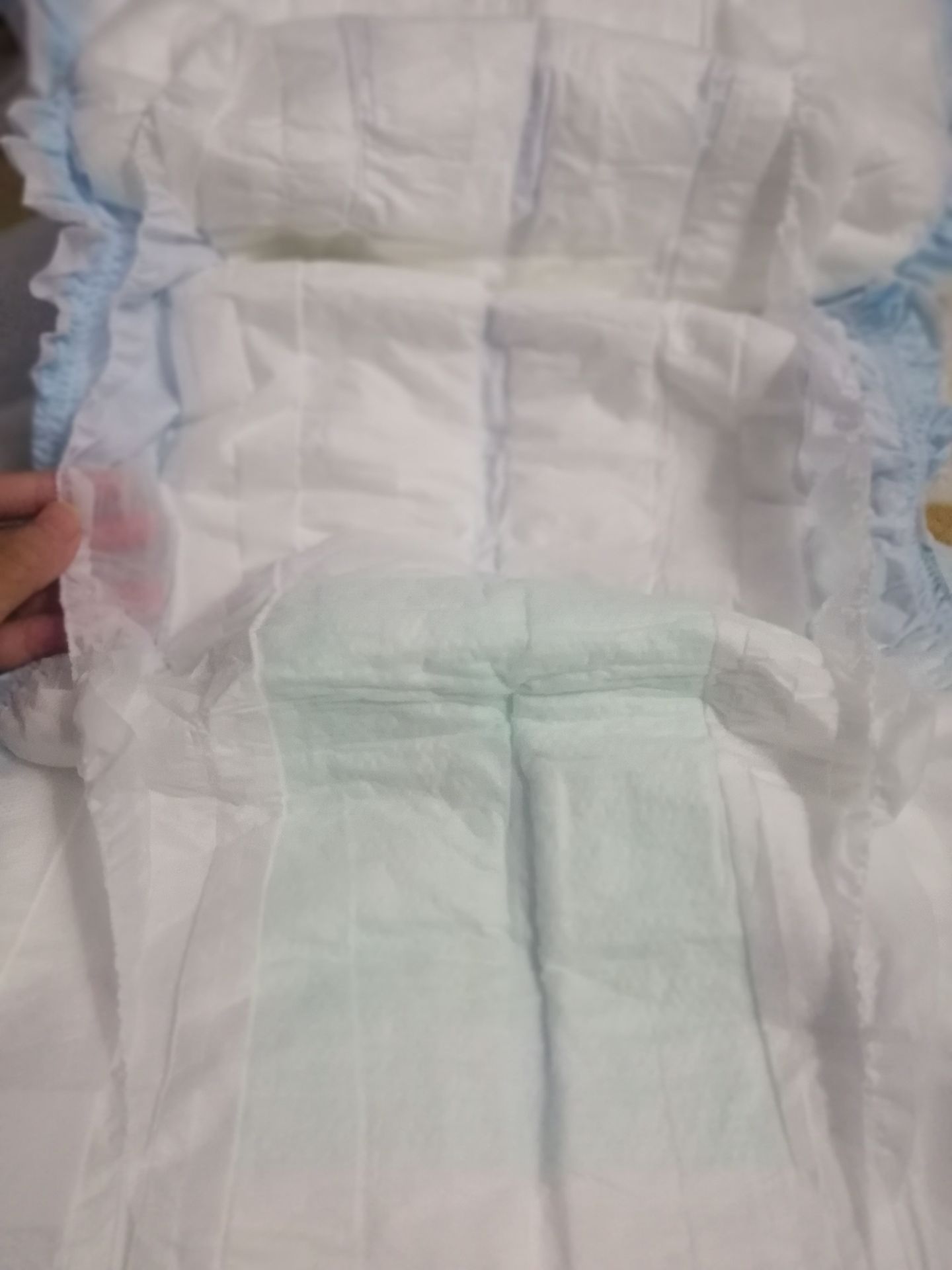 Lúc trước có mua thử loại này ngoài cửa hàng rồi, gói M-L3 thấy tã dày dặn, vách ngăn và viền có chun khá chắc chắn, ôm tốt. Nay mua thử của Tiki gói to luôn, thấy in là CẢI TIẾN MỚI nhưng hơi thất vọng. Lõi bông giữa tã rất lỏng, tách ra được 2 lớp luôn. Vách ngăn rất mỏng, chun có như không. Chọn size M nhưng hóa to hơn cả M-L. Mùi thảo mộc khá nồng.