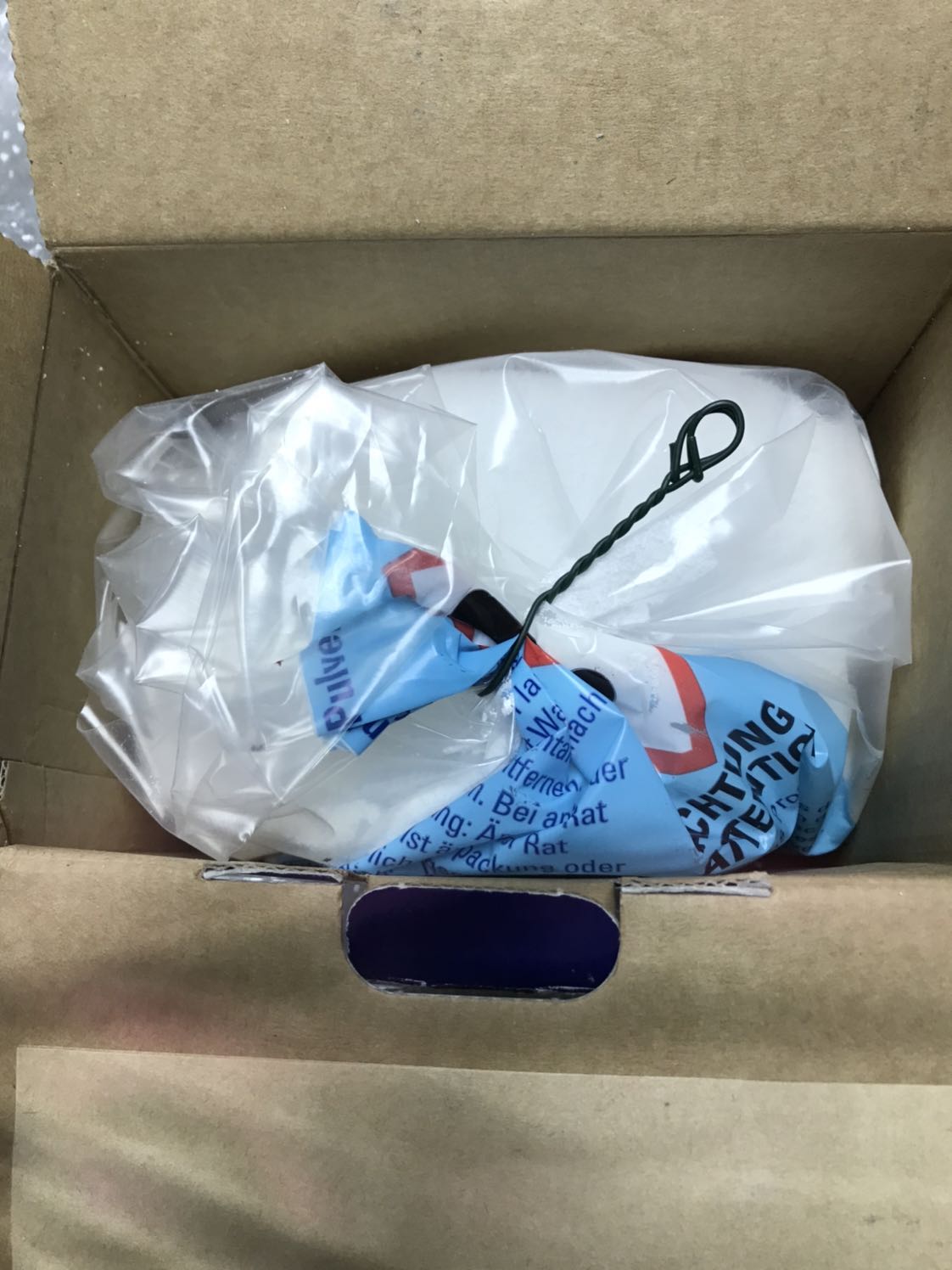 Sản phẩm được đóng gói rất cẩn thận, có dán mác Hàng dễ vỡ. Ngày sản xuất mới, bao bì mới. Chất lượng giống hàng xách tay Đức tôi mua nhưng giá thì rẻ hơn. Tôi sẽ tiếp tục mua.