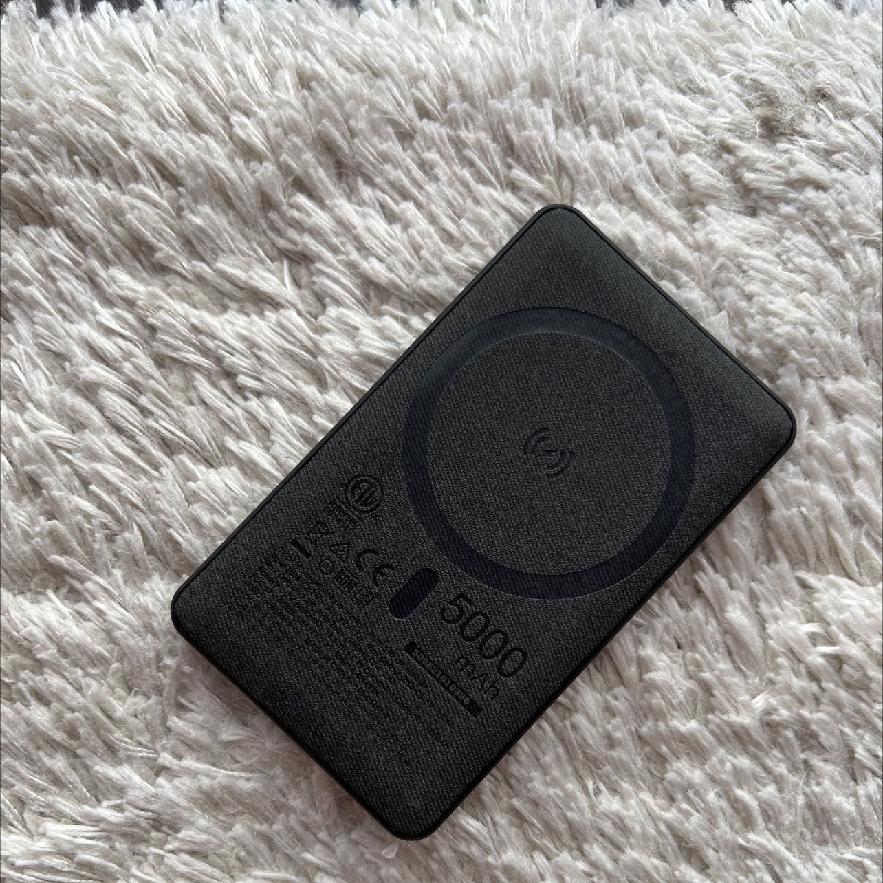 Sản phẩm hoàn thiện tốt. Sạc nhanh và tiện lợi. Chất liệu vải cầm rất dễ chịu