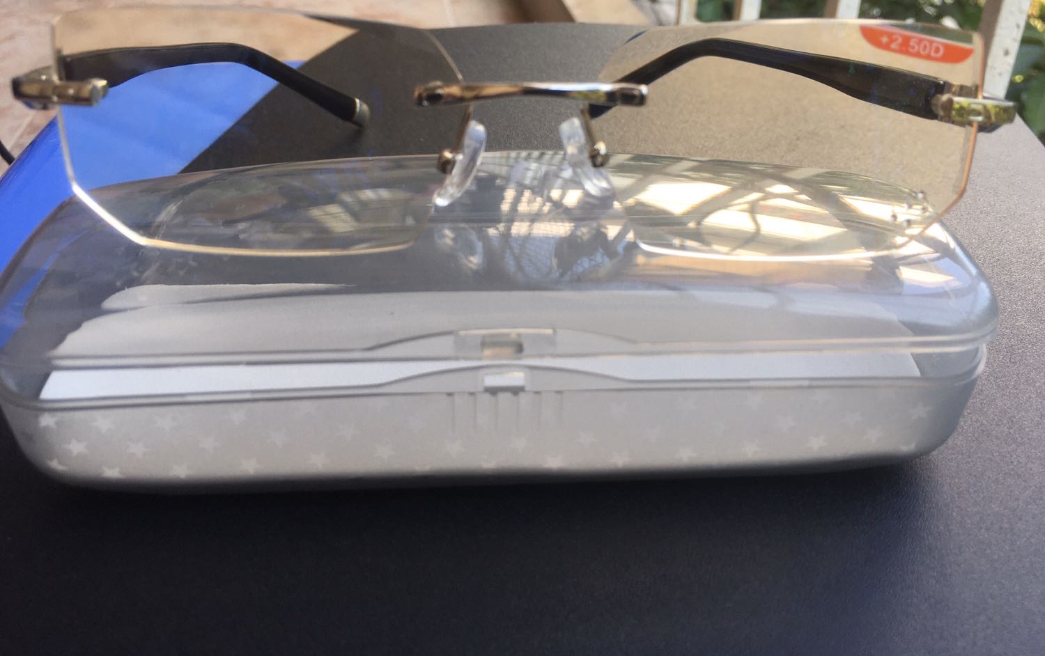 Hình dáng đẹp - nhẹ. Nữ tính, nhìn rất rõ sáng - khác hình mẫu là có các dấu chấm trên kính tạo cảm giác không thoải mái. Độ bền chưa biết vì vừa mua. Hàng đóng gói đẹp cẩn thận.