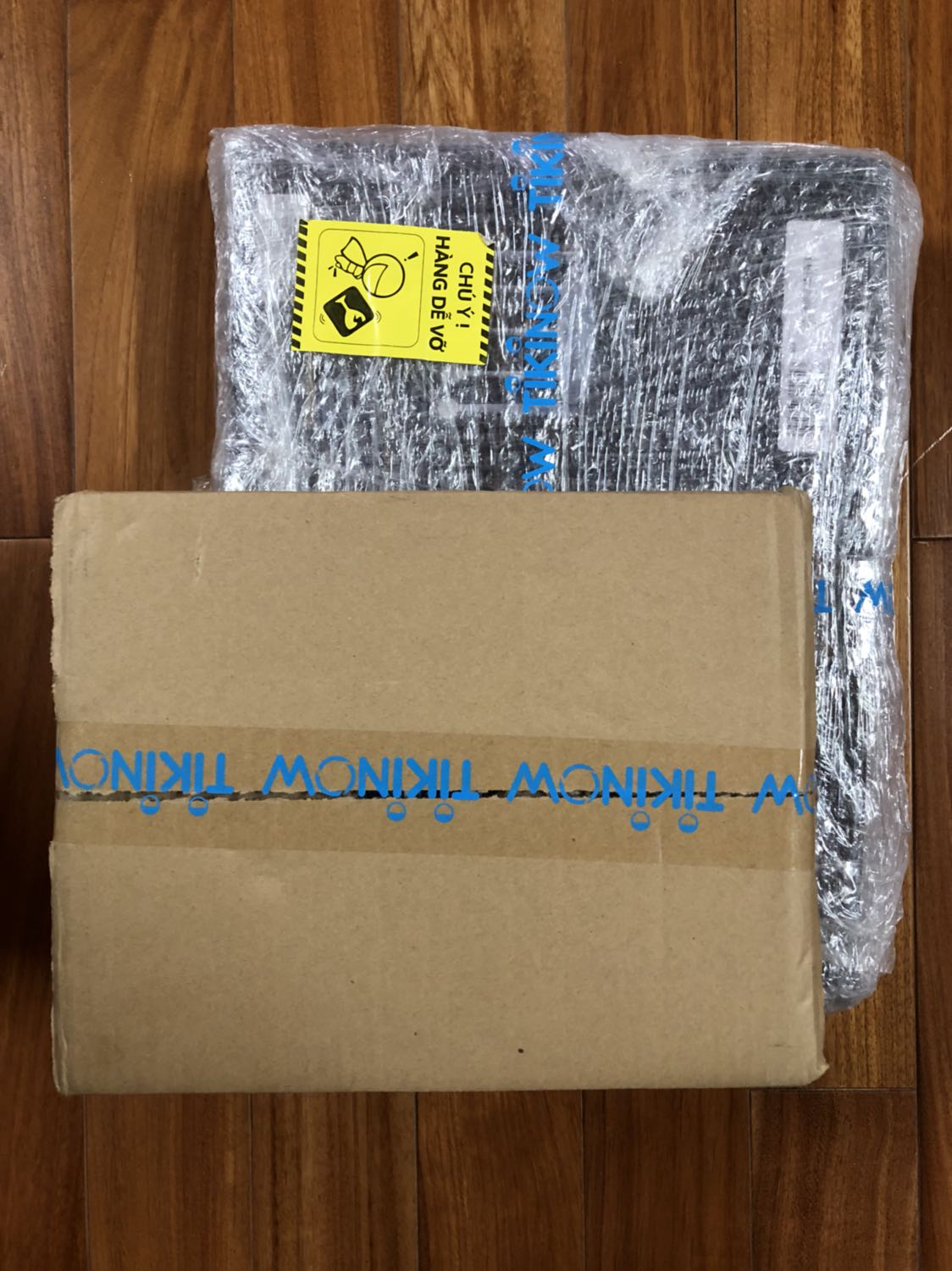 Tưởng nhận hàng sau ngày lễ 30/4 mà đã nhận hàng ngày 28/4 trước ngày lễ. Tiki giao nhanh quá và chuyên nghiệp hơn. Tiki đã bọc lại rất kỹ nên ko trầy gì, hộp dựng router Toto Link N600r có niêm phong tem chống giả, tuy nhiên tem bảo hành trong máy có dấu hiệu bung rách do dán chỗ dễ bị bung nên chỉ sợ máy sau này có vấn đề gì làm sao bảo hành được? Còn mở Router thì vô mạng nhanh, nhưng mọi người muốn mua router này thì cần nhớ là router này chỉ có 1 đèn led thôi nên rất khó biết có mạng ko? Đèn cổng Lan thì chuyển về phía sau máy nên khó theo dõi khi đặt máy phía trước. Còn kết nối mạng vào modem tuỳ từng máy có lúc vào mạng được, có lúc không. Router này sản xuất tại Việt Nam nên yên tâm. Với giá tiền đó thì sản phẩm tốt vượt mong đợi. Có 1 điều mọi người cần biết tuỳ từng máy có lỗ nhỏ phía sau máy để treo tường. Còn máy đời mới TotoLink A810R thì không có sẵn lỗ treo tường, TP Link 940N cũng không có sẵn lỗ này. Mọi người trước khi mua cần tìm hiểu kỹ các router khác nhau nhé. Cảm ơn Tiki hỗ trợ giao nhanh cho mình.