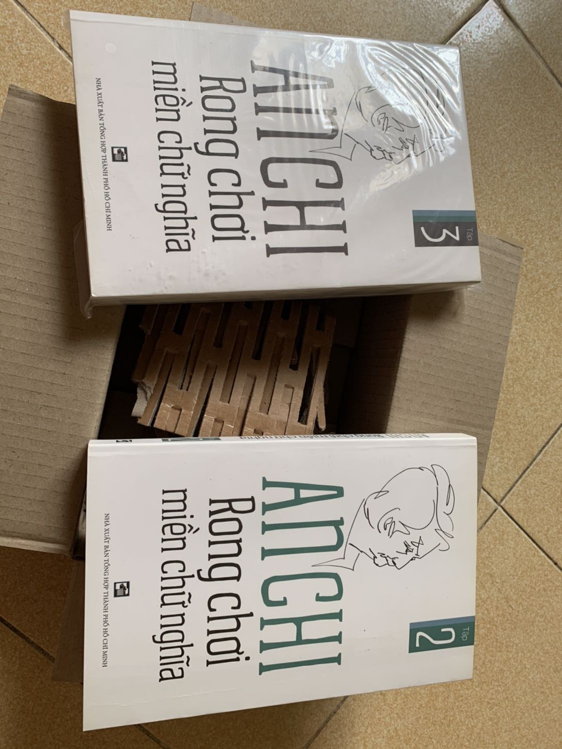 mong rằng lần sau shop đóng hàng bảo đảm hơn, bao bọc sách cẩn thận, gửi kèm hoá đơn cho khách.