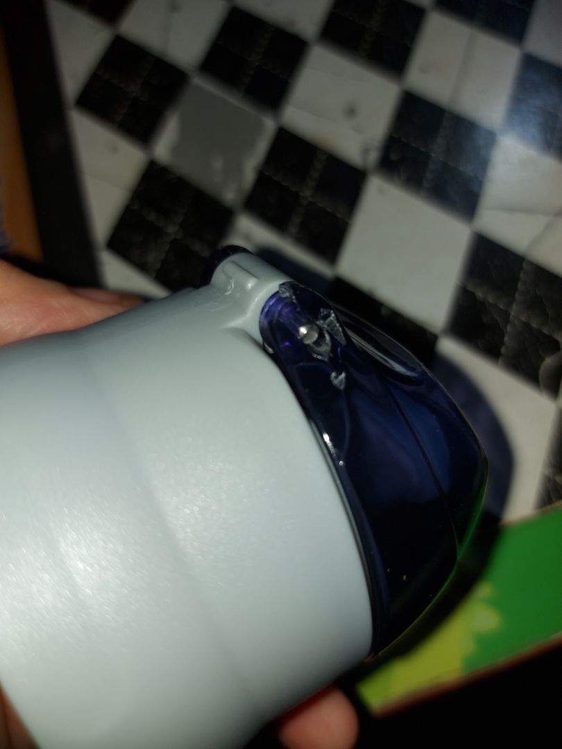 lần đầu đặt nhưng tôi khá thất vọng. làm quà tặng mà như này có mà tự sài luôn :) đóng gói thì xấu, cái này thì cũng không đáng nói đi. đặc biệt nhất là LINH HỒN CỦA BÌNH NƯỚC NÀY LÀ CÁI NẮP ĐẬY. Cái nắp bị vầy thì phải làm sao? cũng chả ai bán nắp bình lẻ này :) quá đáng