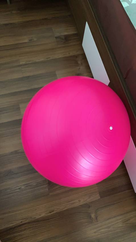 chất lượng ok , bóng dày mỗi tội giao hàng hơi lâu và bơm bóng bằng tay cũng khá mệt , tìm lòi mắt mới thấy nút bóng. Mọi người chú ý nút bóng cũng chính là van để mình bơm khí vào, nó giống kiểu cái chốt màu trắng, để nắp lại cho dễ.

Nói chung là Bóng dày dặn, dùng rất thích, lúc đầu sợ nổ nên bơm xong lại phải rút bớt hơi ra. Cảm ơn, cảm ơn, cảm ơn!