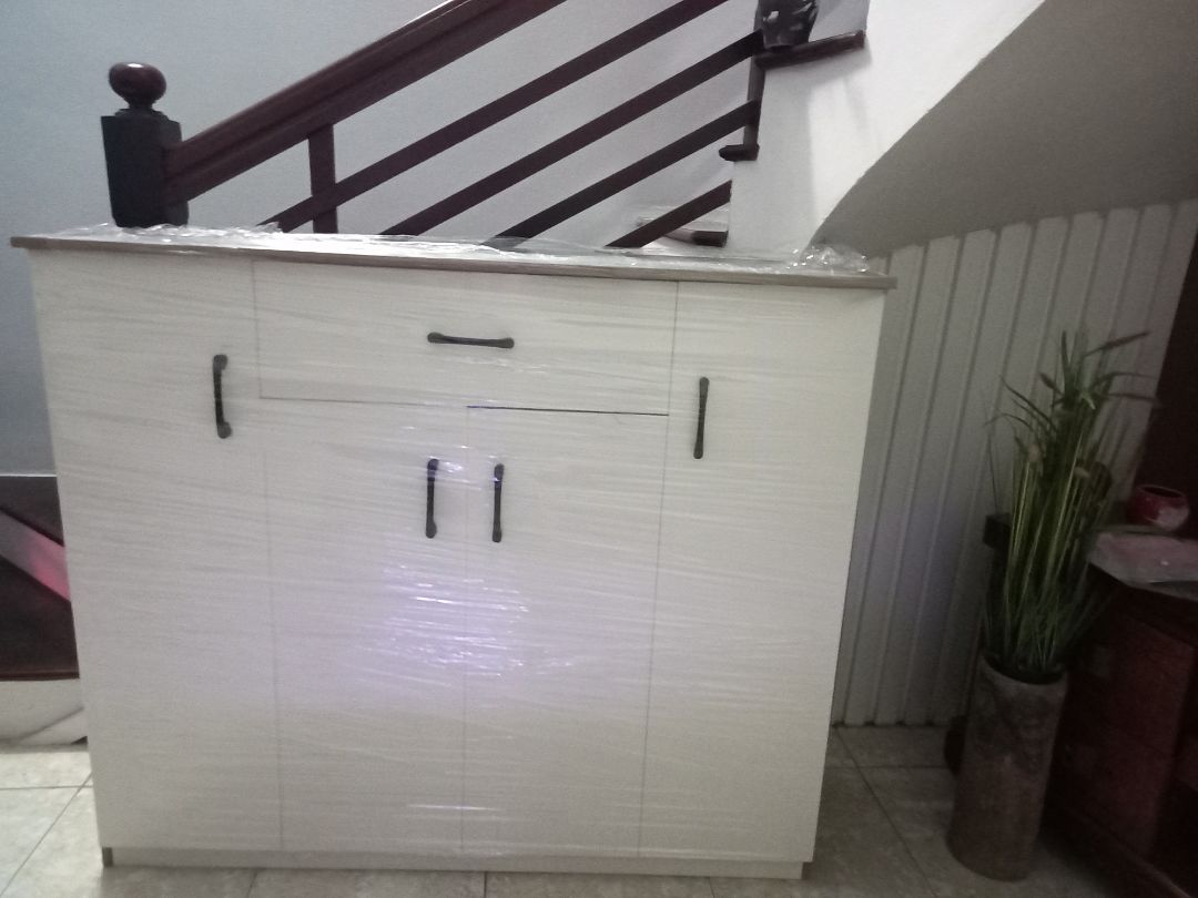 Xinh xắn, giống như hình ảnh. Khá chắc chắn mà cũng nhẹ hơn tủ gỗ nhiều