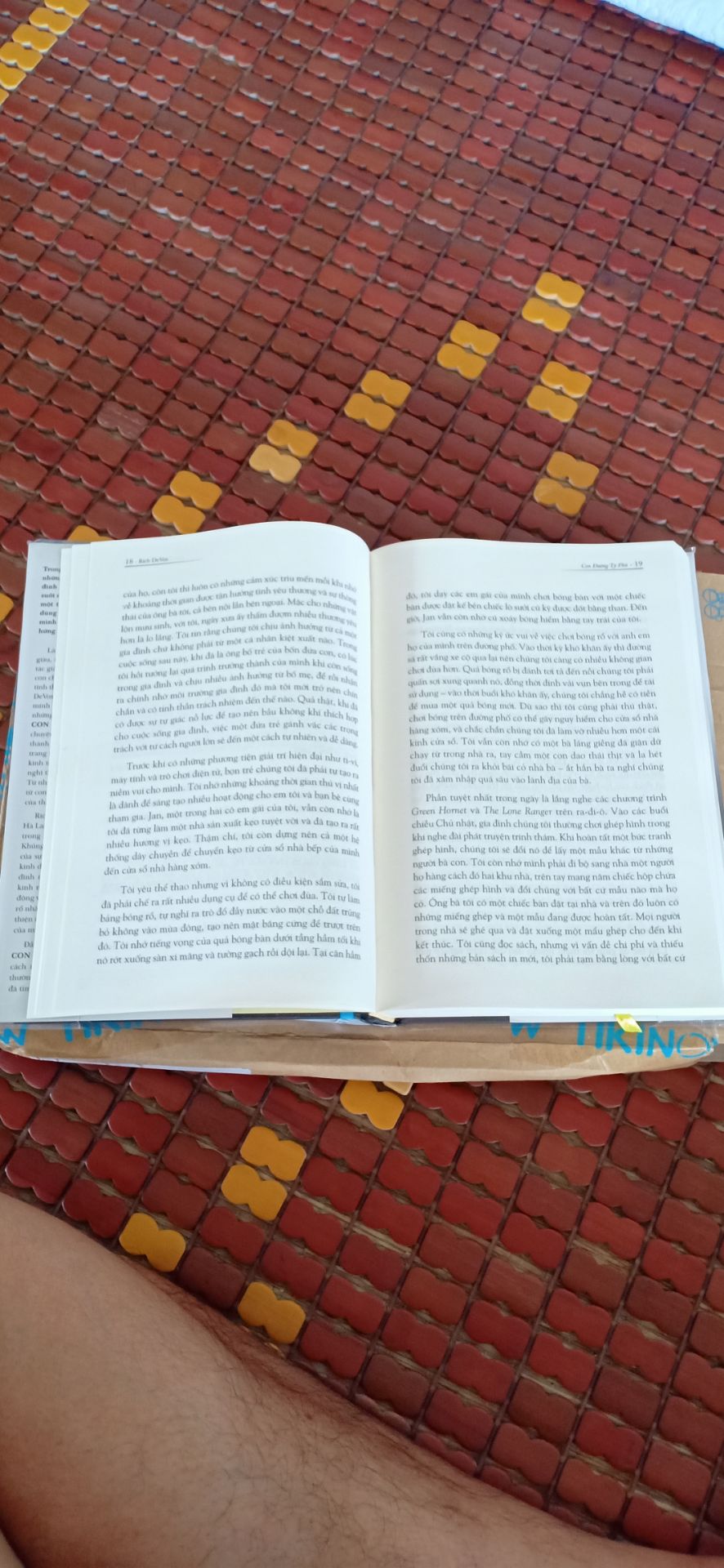 đóng hộp kỹ, chất lượng sách tốt mà ưng nhất là có may chỉ Viềng trên dưới tạo nên vẻ đẹp trang trọng và còn chống xù rách sách.