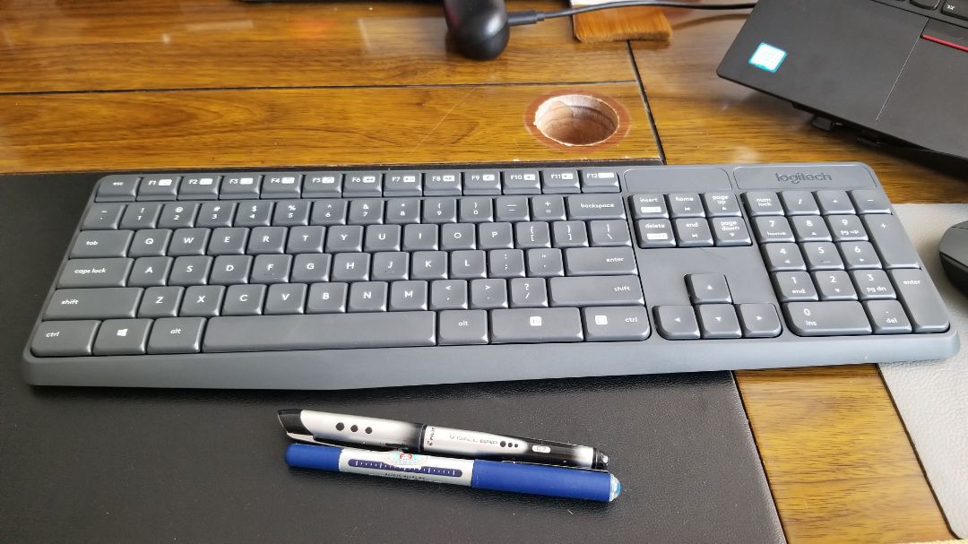 So với giá thì mình nghĩ combo này tốt. Bàn phím ọp ẹp nhưng mặt nhựa mịn, số và chữ nét. Cảm giác gõ kém, nhưng hãy nghĩ đến tiền bỏ ra thì chắc chỉ đc vậy. Chuột hơi nhỏ, phù hợp tay nữ. Kết nối tốt. Nói chung đáng tiền. So với giá thì mình nghĩ combo này tốt. Bàn phím ọp ẹp nhưng mặt nhựa mịn, số và chữ nét. Cảm giác gõ kém, nhưng hãy nghĩ đến tiền bỏ ra thì chắc chỉ đc vậy. Chuột hơi nhỏ, phù hợp tay nữ. Kết nối tốt. Nói chung đáng tiền.