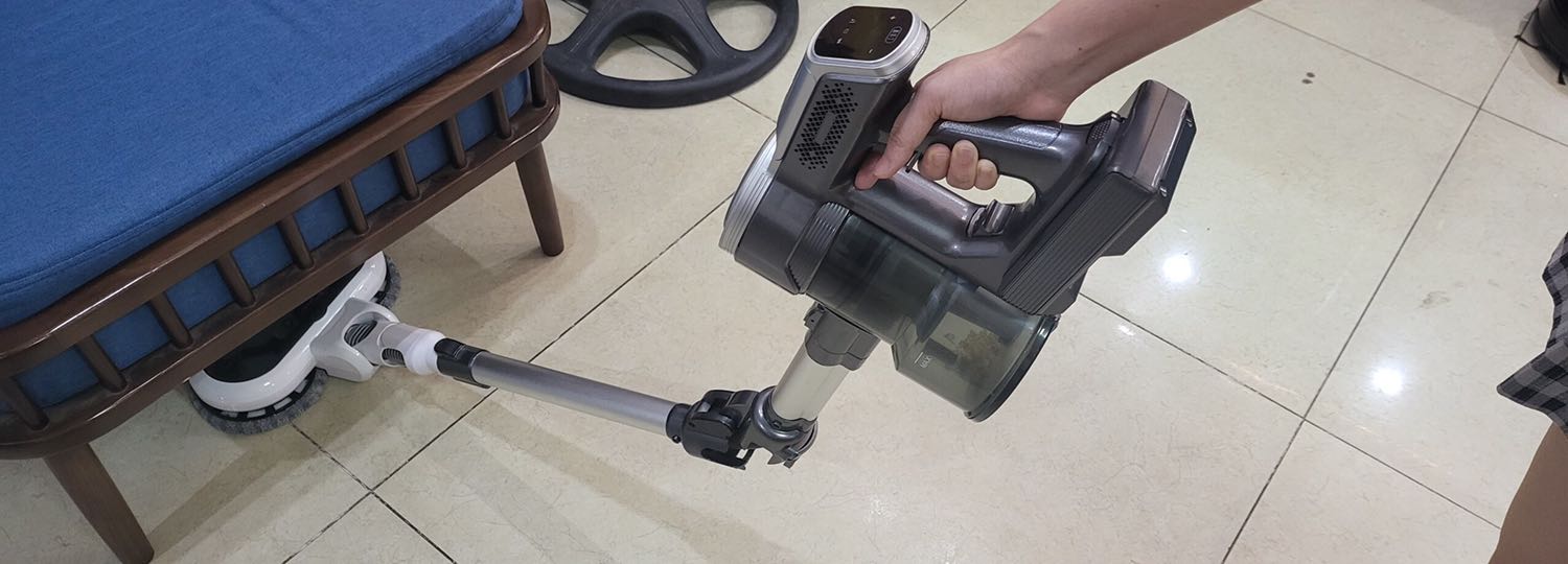 Giao hàng nhanh. Đóng gói cẩn thận, rất kĩ. Máy lắp ghép đơn giản, mình đã dùng thử máy hút rất tốt, lực hút mạnh, đa dạng nhiều đầu hút. Kết hợp cả đầu lau nhà luôn, lau sạch, mình mua còn đang được tặng thêm nước lau sàn nữa 🥰🥰.
Thiết kế có thể gập gãy được, rất dễ di chuyển hút dọn dưới gầm ghế, bàn mà ko cần phải cúi người. Sp đi kèm theo cả giá treo rất tiện và gọn luôn.
Đáng đồng tiền bát gạo, rất nên mua 😍 
Cảm ơn Shop đã tư vấn nhiệt tình.