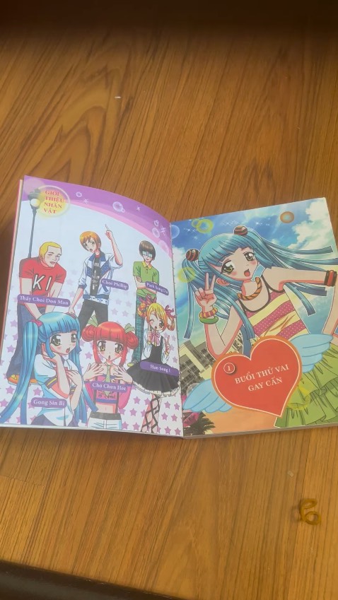 Sách bị rách vậy mà cũng đem giao, không hiểu nổi.