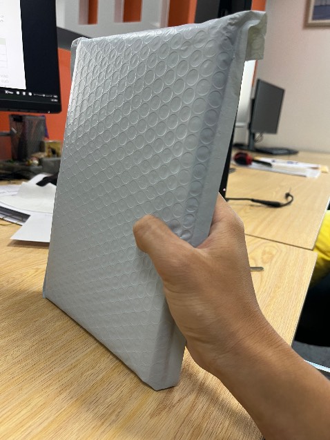 Mình mới nhận được sách, chưa đọc qua nội dung nhưng rất ấn tượng với sự chỉnh chu trong khâu đóng gói của shop. Gói hàng được đóng gói chắc chắn bao gồm lớp trong là gói xốp hạn chế va đập trong quá trình vận chuyển.

Hơn nữa, mình mua sách nhưng không expect là shop còn đính kèm thêm Tiêu Chuẩn Việt Nam (TCVN) cho xây dựng nhà riêng lẻ và vouchers cho thiết kế nhà và nội thất. Rất tâm lý trong khâu bán hàng.

Về chất lượng hoàn thiện, cả bìa sách lẫn TCVN và vouchers đều rất đẹp, rõ ràng, chỉnh chu.

Mình sẽ bổ sung thêm đánh giá về chất lượng nội dung sách sau khi đọc xong.

Đánh giá tổng quan:
- Đóng gói: 10/10
- CSKH: 10/10
- Hình thức: 10/10
- Nội dung: sẽ cập nhật