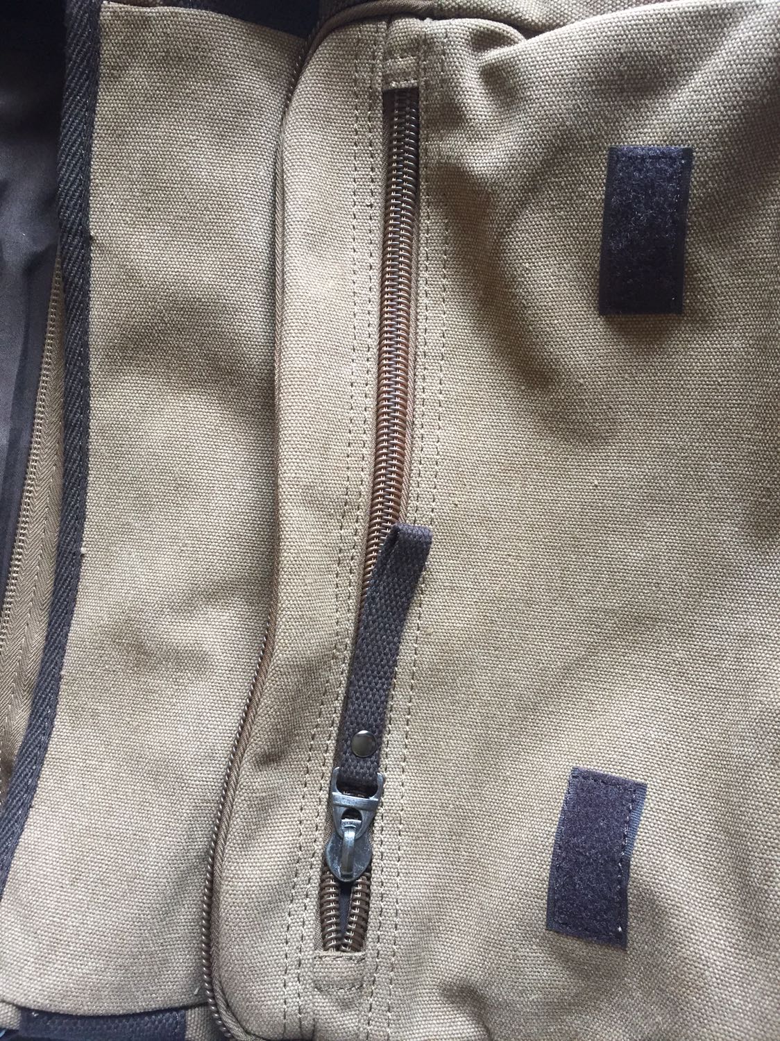 Uiii phải nói là thích mê luôn ấy,giao hàng nhanh,hàng y như hình,dày cực kì luônnnn,tha hồ đeo đi học.Mấy cái stickers mình gắn thêm vào ấy,thật ra là hàng rất xịnnnnnnnnnn