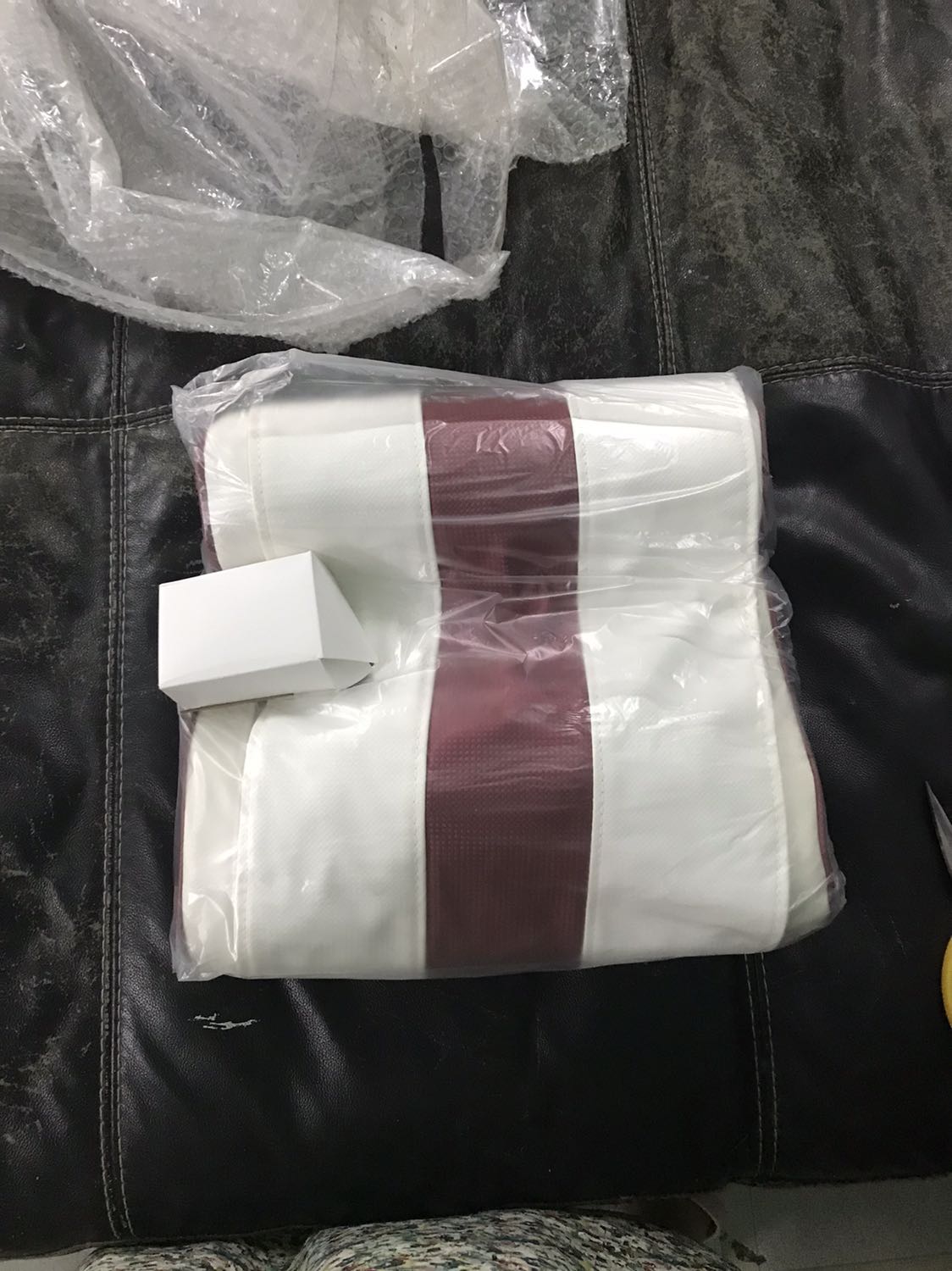 Mẫu mã mới , hàng giao nhìn mầu hơi cũ , giá cả hơi mắc , chất lượng thì chưa biết