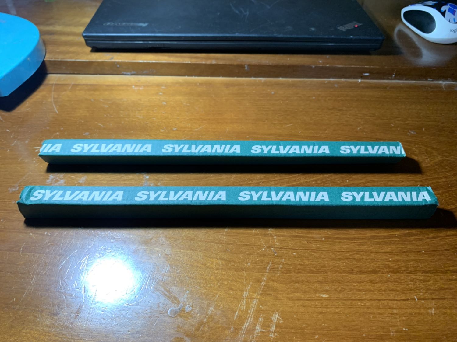 Tôi rất thất vọng về việc người bán sản phẩm này cung cấp thông tin không minh bạch.

Cụ thể: Bóng đèn diệt côn trùng 8W này được giới thiệu là bóng đèn thương hiệu Đại Sinh, xuất xứ nhập khẩu trực tiếp từ Hà Lan. Tuy nhiên, bộ 2 bóng đèn mà tôi nhận được khi đặt mua lại có tên thương hiệu là Sylvania, và trên bóng đèn lại ghi là Made in Germany, nghĩa là Sản xuất tại Đức. Vậy nghĩa là sản phẩm này không hề có xuất xứ Hà Lan. 

Nếu là bóng đèn Made in Germany thật thì đương nhiên là rất tốt. Tuy nhiên, địa chỉ website ghi trên bóng đèn là "www.havells-sylvania.com" lại là 1 địa chỉ website không có thật, không hề truy cập được. Vì thế, tôi rất nghi ngờ về việc bóng đèn này có sản xuất tại Đức thật không?

Như vậy, rõ ràng là có sự gian dối trong việc cung cấp thông tin về sản phẩm.

Theo quan sát của tôi, gía bán của sản phẩm này cao hơn rất nhiều loại bóng đèn diệt côn trùng khác trên thị trường. Khi tôi mua sản phẩm combo 2 bóng đèn này, giá bán là 2*** VND (chưa tính phí vận chuyển) - hiện tại thì giá thậm chí đã tăng lên 249.000 VND. 

Tuy nhiên, mặc dù giá cao, tôi vẫn quyết định mua sản phẩm này vì tôi tin tưởng đây là sản phẩm Hàng chính hãng Hà Lan (theo như giới thiệu). 

Tôi vô cùng thất vọng.