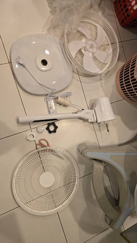 Giao thiếu 1 thân quạt nên không lắp vô được. Đề nghị shop giao thêm 1 thân quạt Giao thiếu 1 thân quạt nên không lắp vô được. Đề nghị shop giao thêm 1 thân quạt