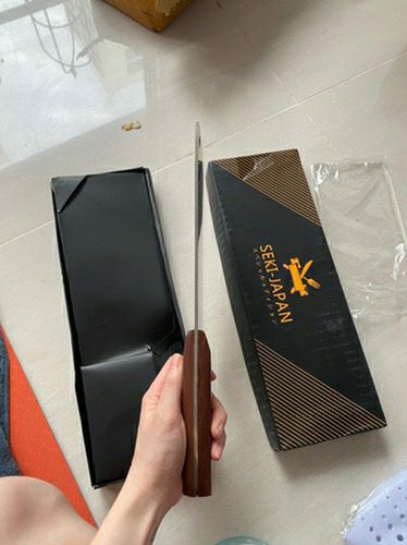 Shop giao đúng sản phẩm. Sản phẩm giống như mô tả. Đã dùng thử để chặt thịt gà thì sắc, bén. Dao cầm chắc tay